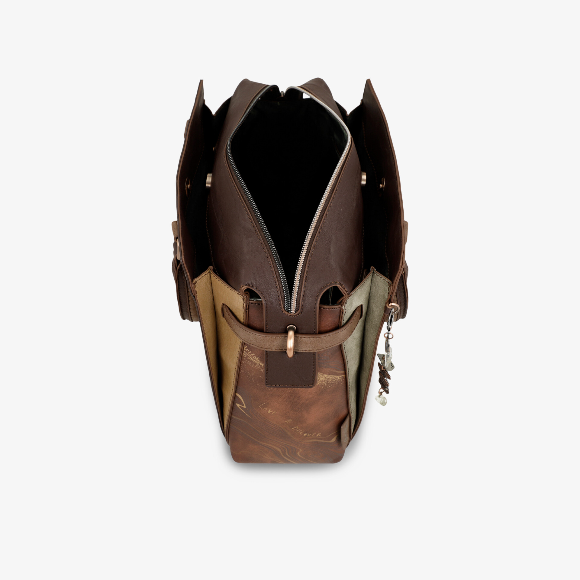 Offene braune Ledertasche mit großer Öffnung und robustem Verschluss für einfachen Zugriff