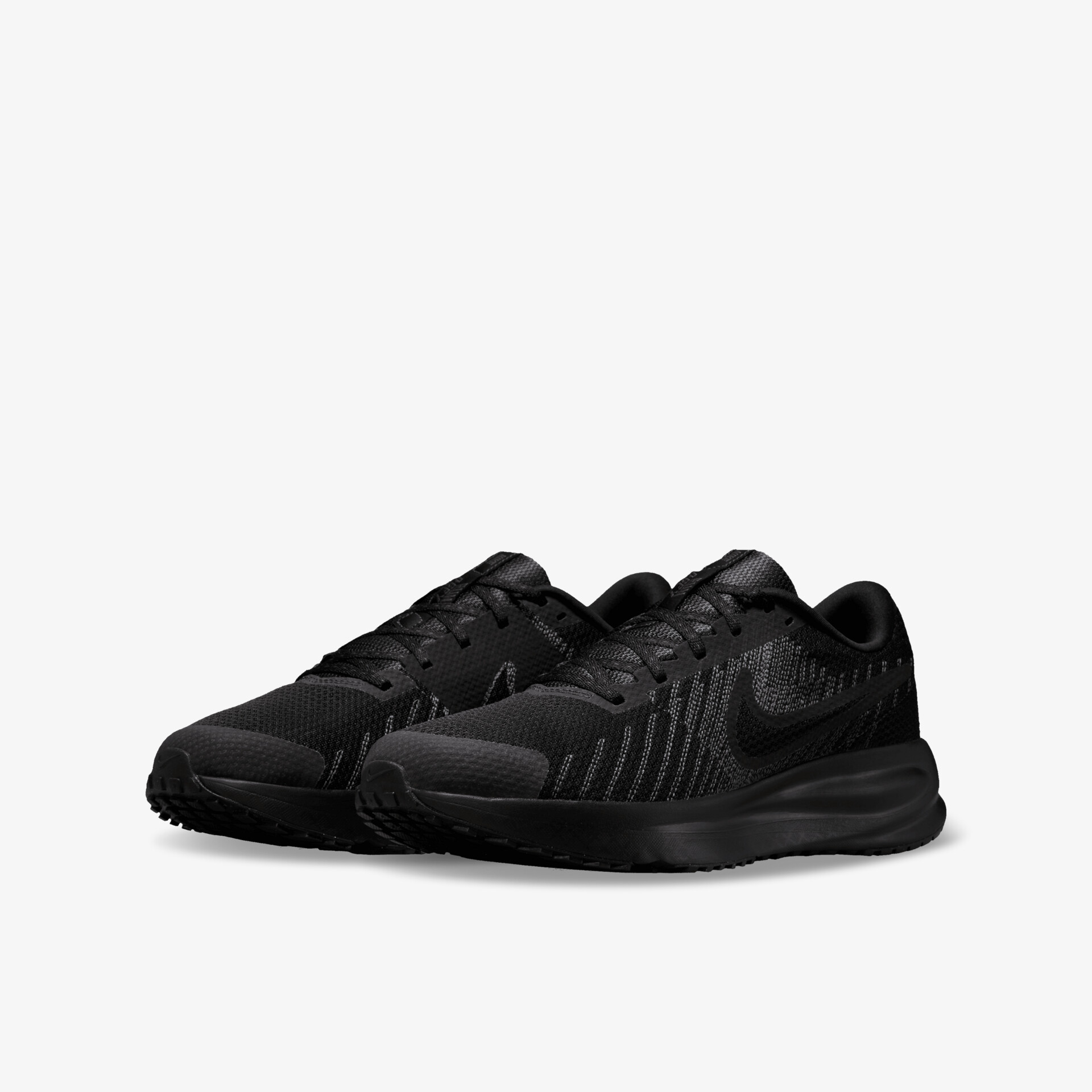 Schwarze Sportschuhe schräg vorne gesehen, leicht und komfortabel mit rutschfester Laufsohle