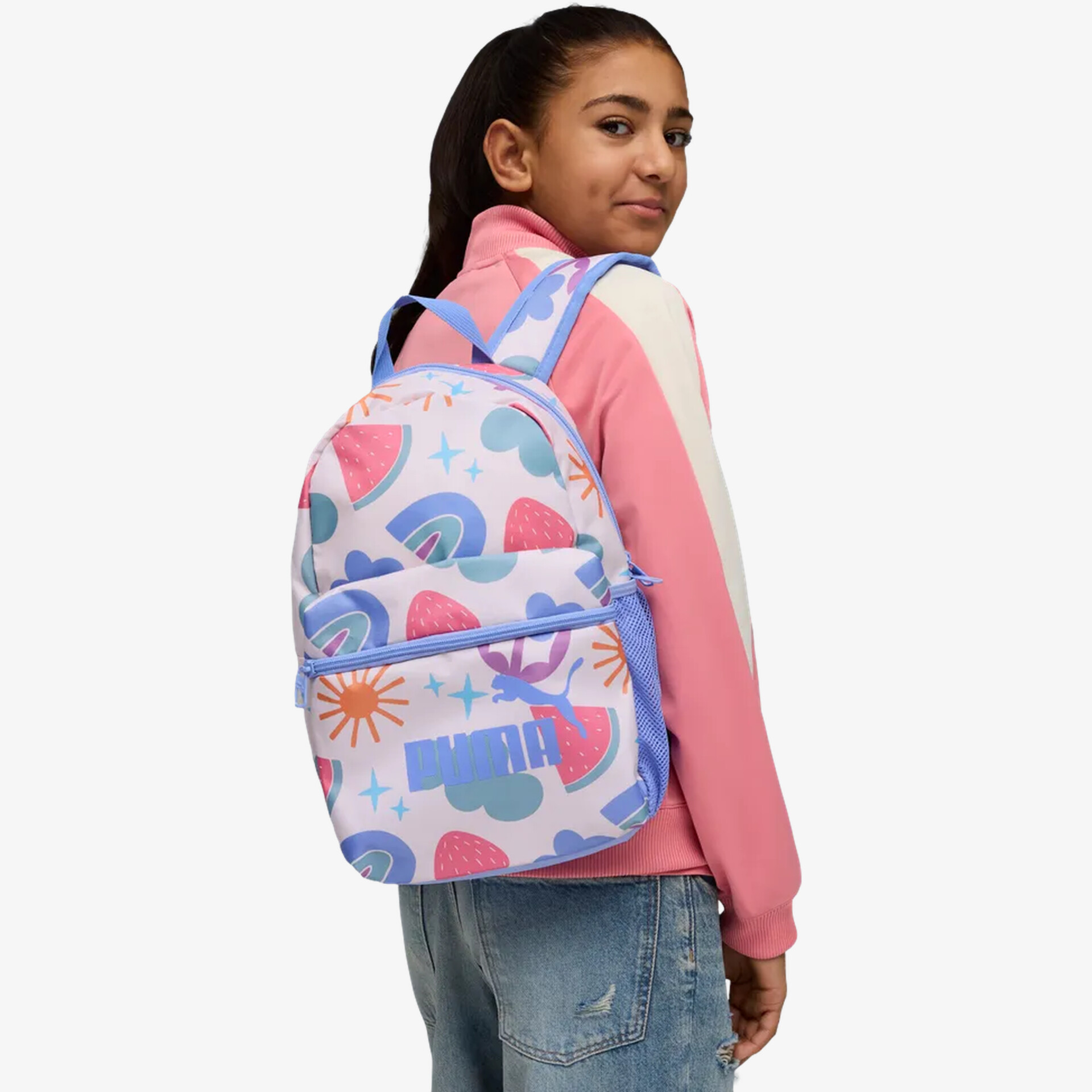 Kind mit buntem, kindgerechtem Rucksack mit großem Stauraum und komfortablen Trägern