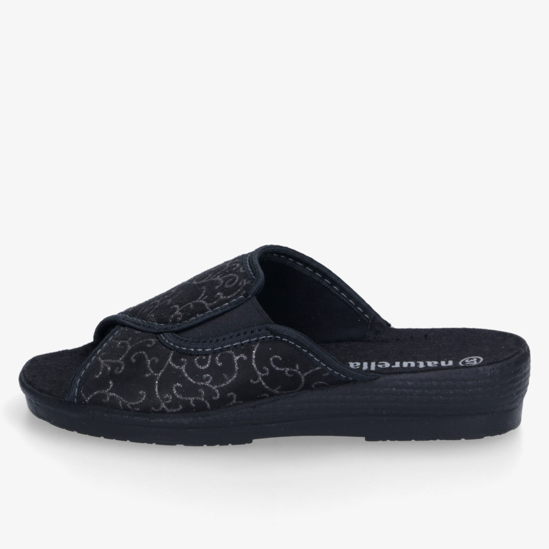 Komfortable schwarze Hausschuhe mit gepolsterter Innensohle und rutschfester Außensohle, seitliche Ansicht