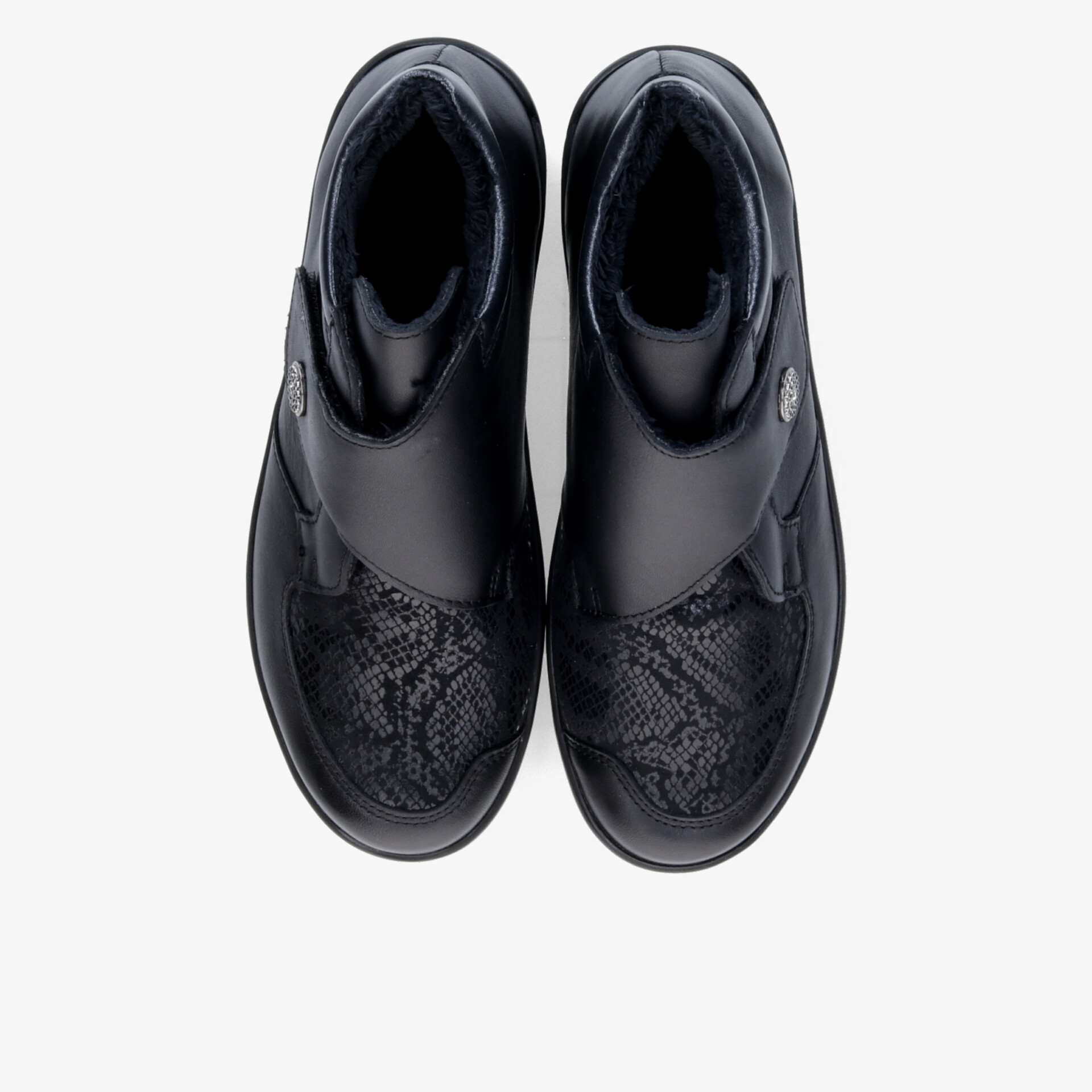 Schwarze komfortable Schuhe mit elegantem Design und rutschfester Sohle in Draufsicht