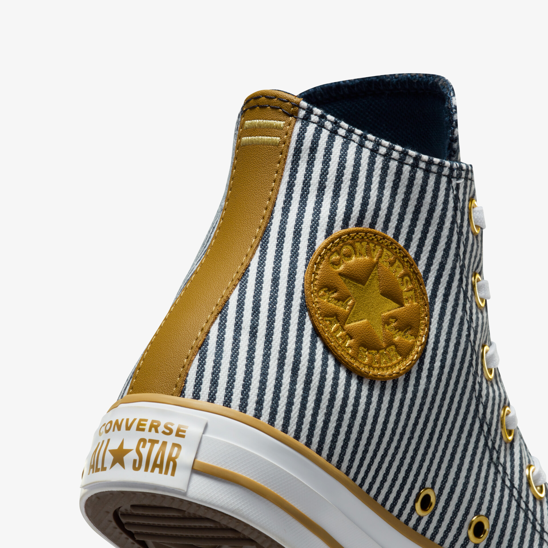 Detailaufnahme eines hoch geschnittenen Sneakers mit Streifenmuster, markantem Stern-Logo und robustem Material