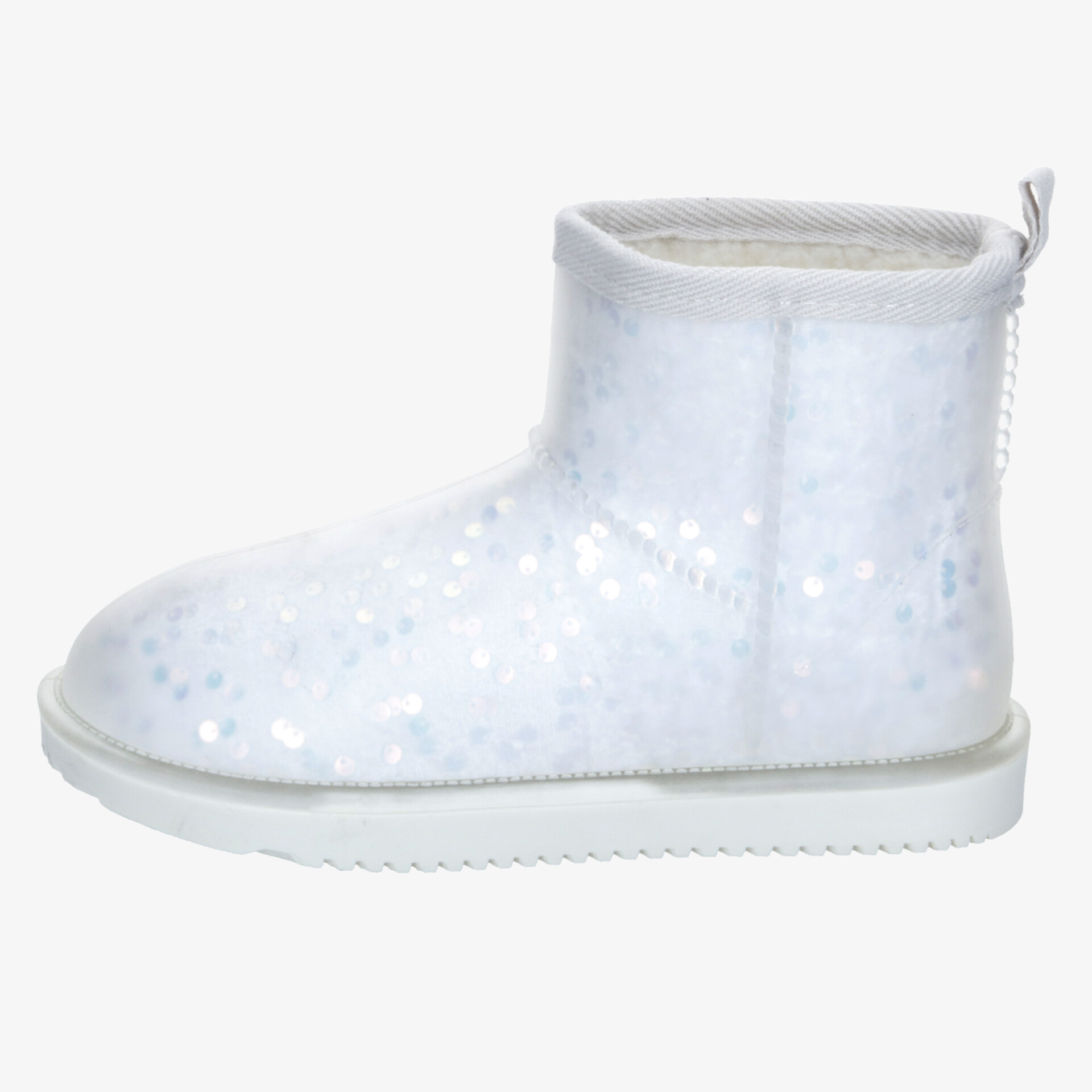Weißer kuscheliger Schuh mit glänzendem Obermaterial und rutschfester Sohle, seitliche Ansicht
