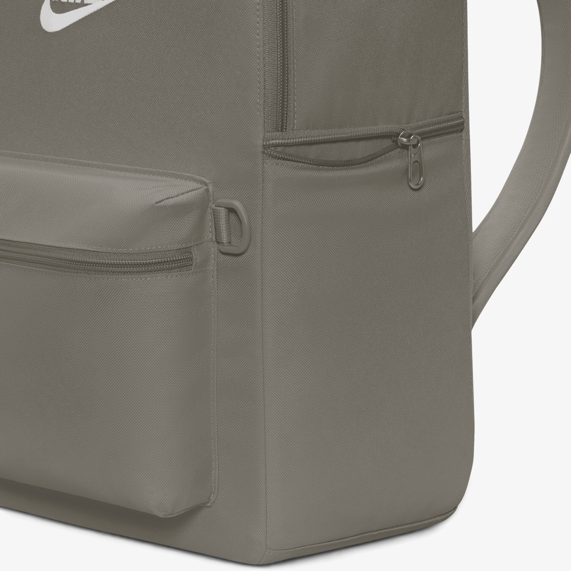Grauer Rucksack mit Reißverschlusstaschen, kompaktes und vielseitiges Design.