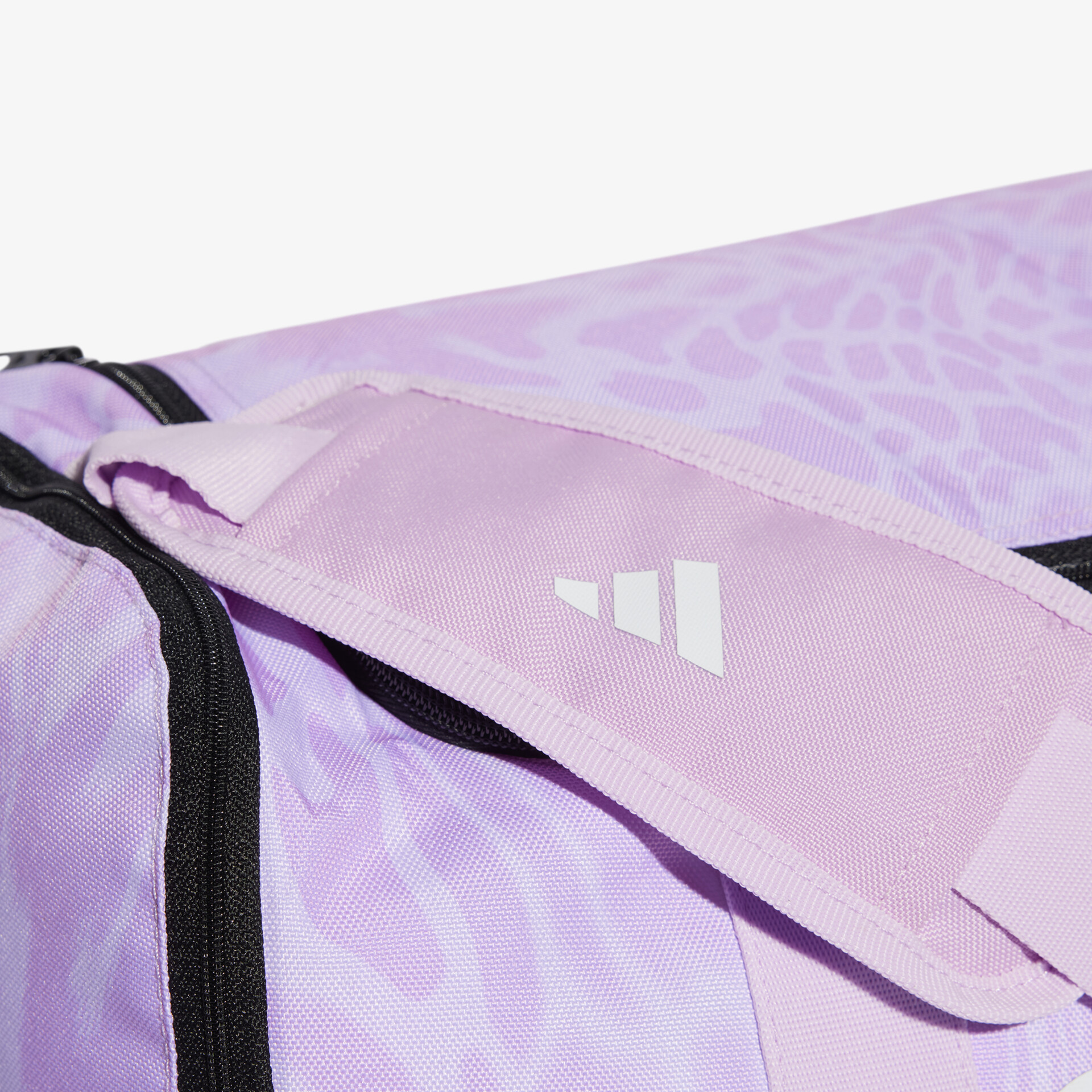 Detailansicht eines lilafarbenen Rucksacks mit robustem Reißverschluss und hochwertigem Material