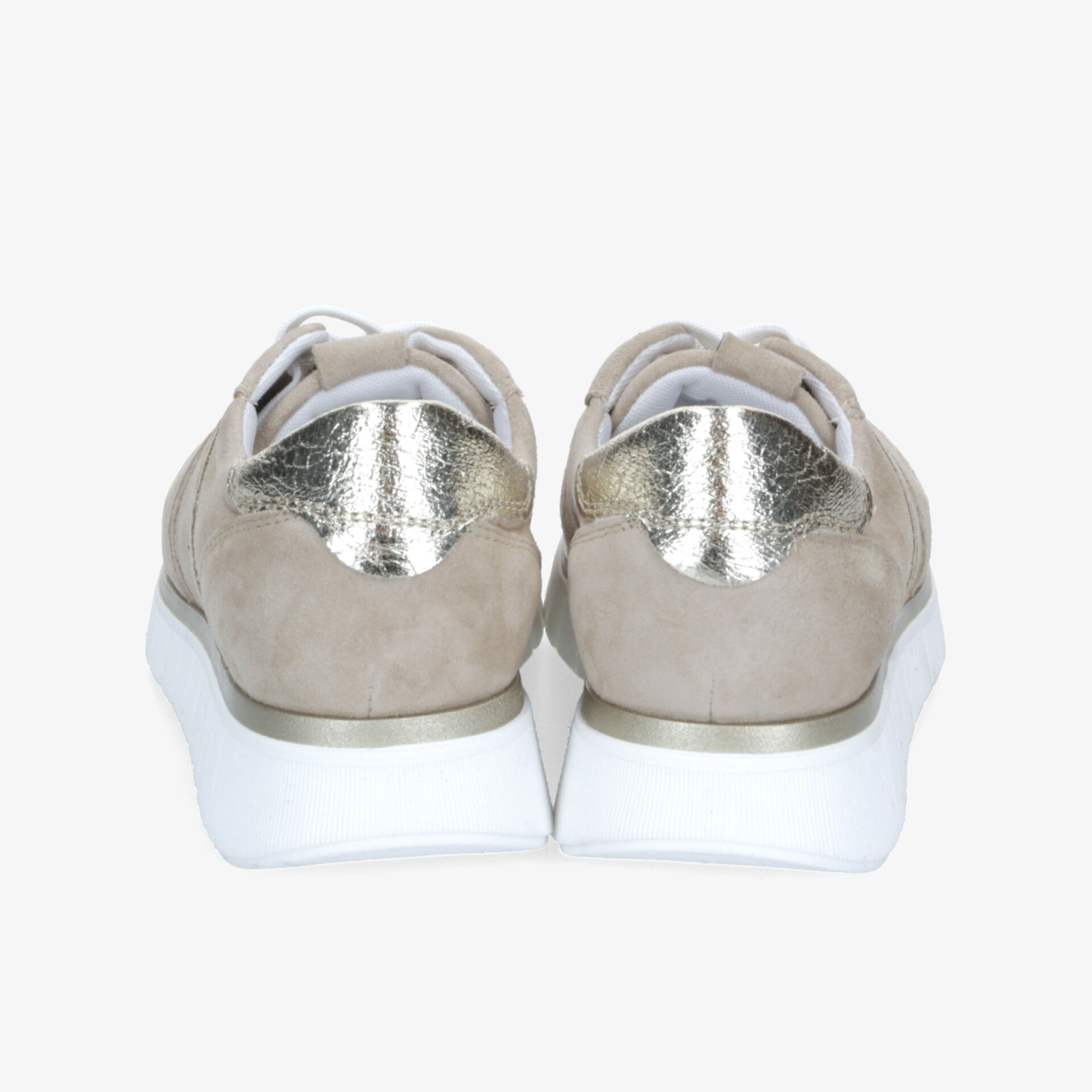 Rückansicht elegante Sneaker mit metallischem Detail, weichem Material und robuster weißer Sohle