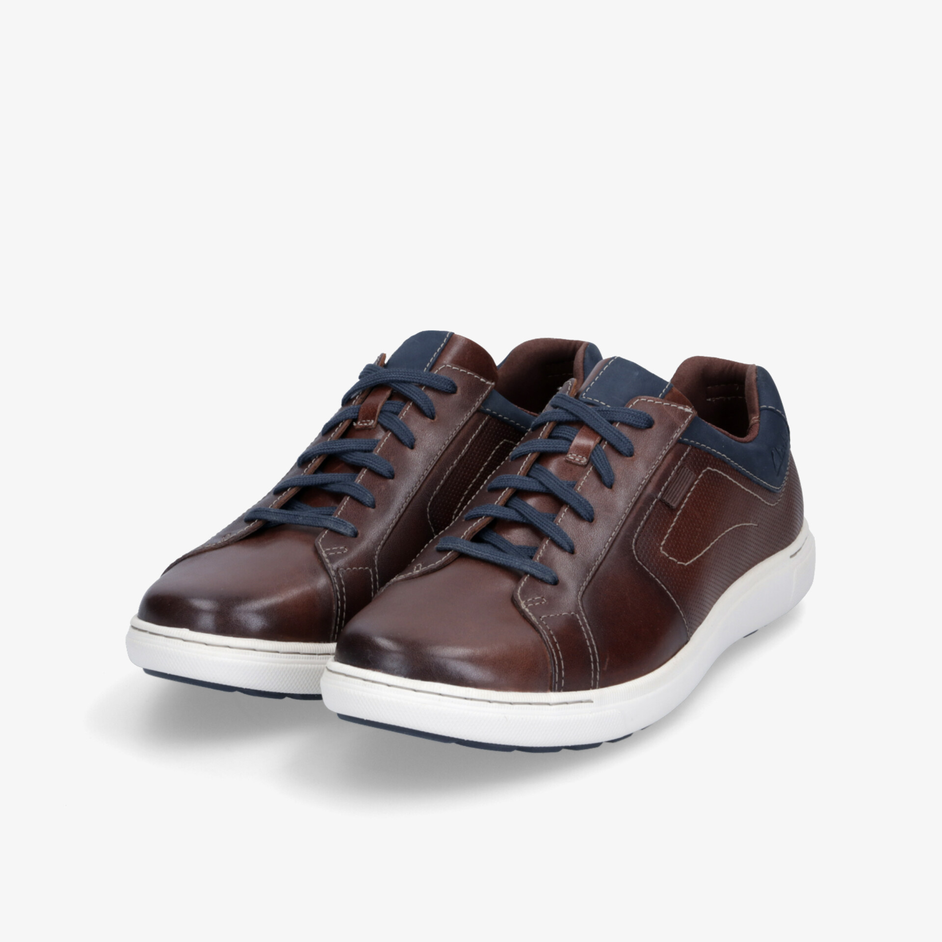 Braune Ledersneaker mit weißer Sohle, sportlich und bequem, modernes Design perfekt für den Alltag