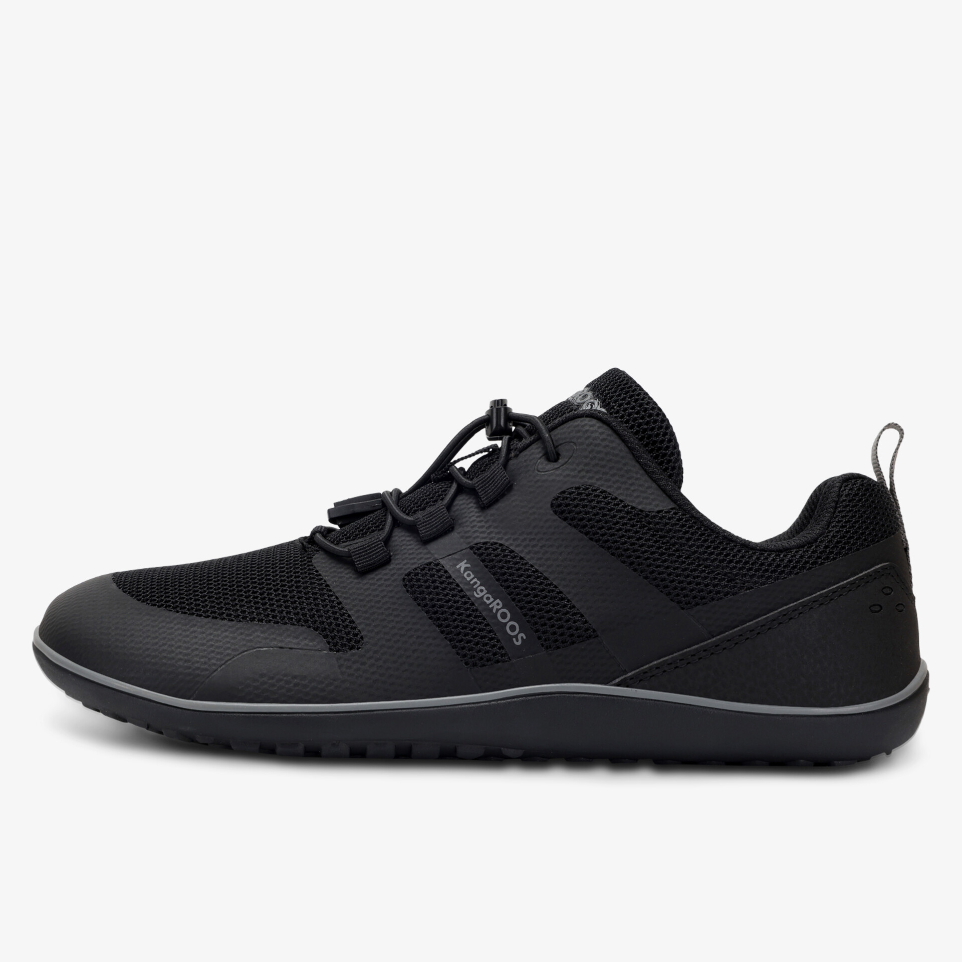 leichter sportlicher Schuh aus atmungsaktivem Material mit flexibler Sohle und praktischer Schnürung seitliche Ansicht