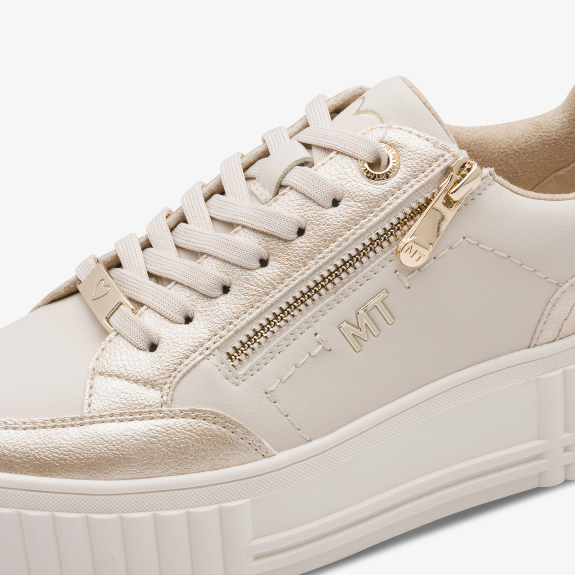 Bequemer Sneaker mit metallic Akzenten und robustem Plateau, seitliche Reißverschluss-Details sichtbar