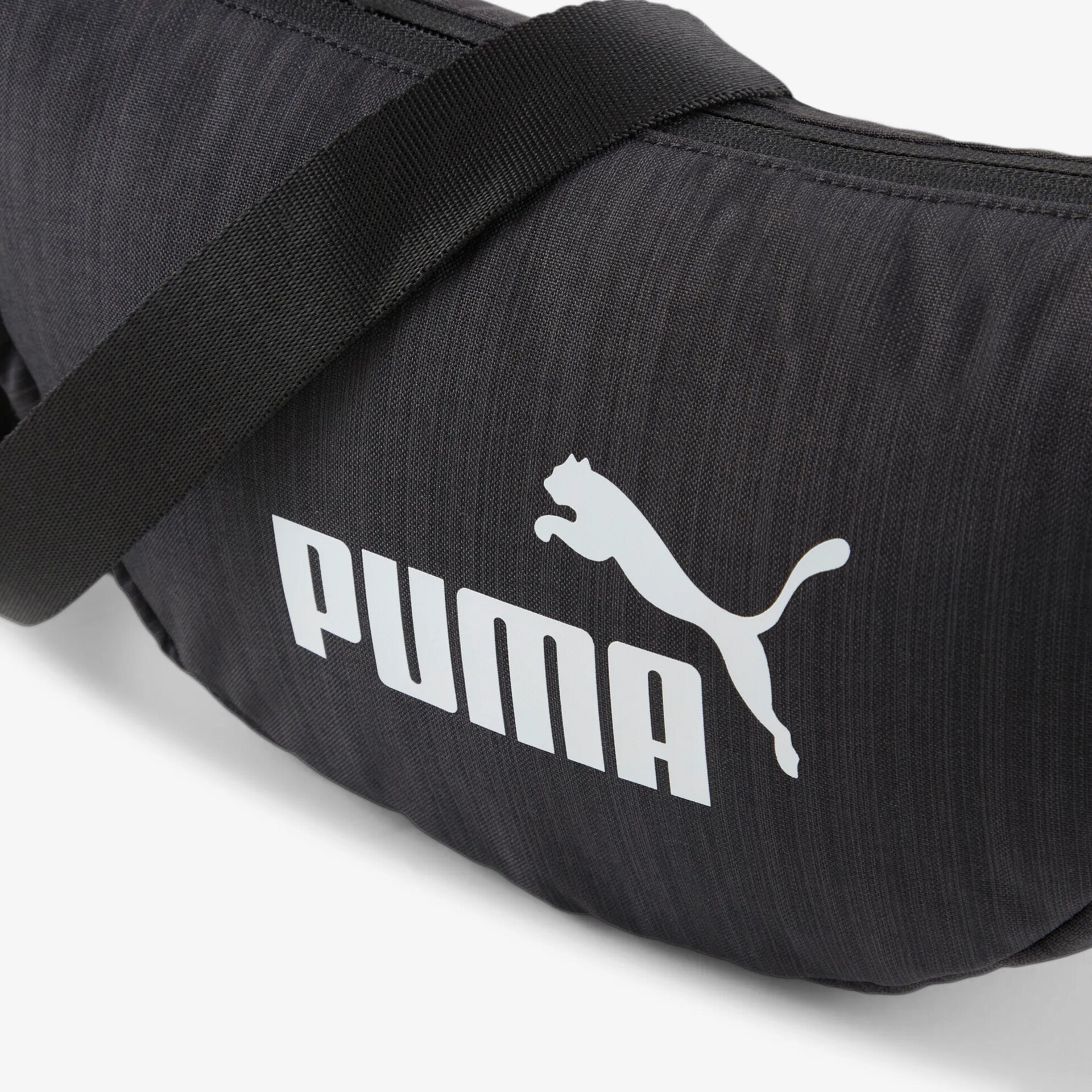 Detailaufnahme einer schwarzen Puma Sporttasche mit großem weißem Logo und verstellbarem Schultergurt