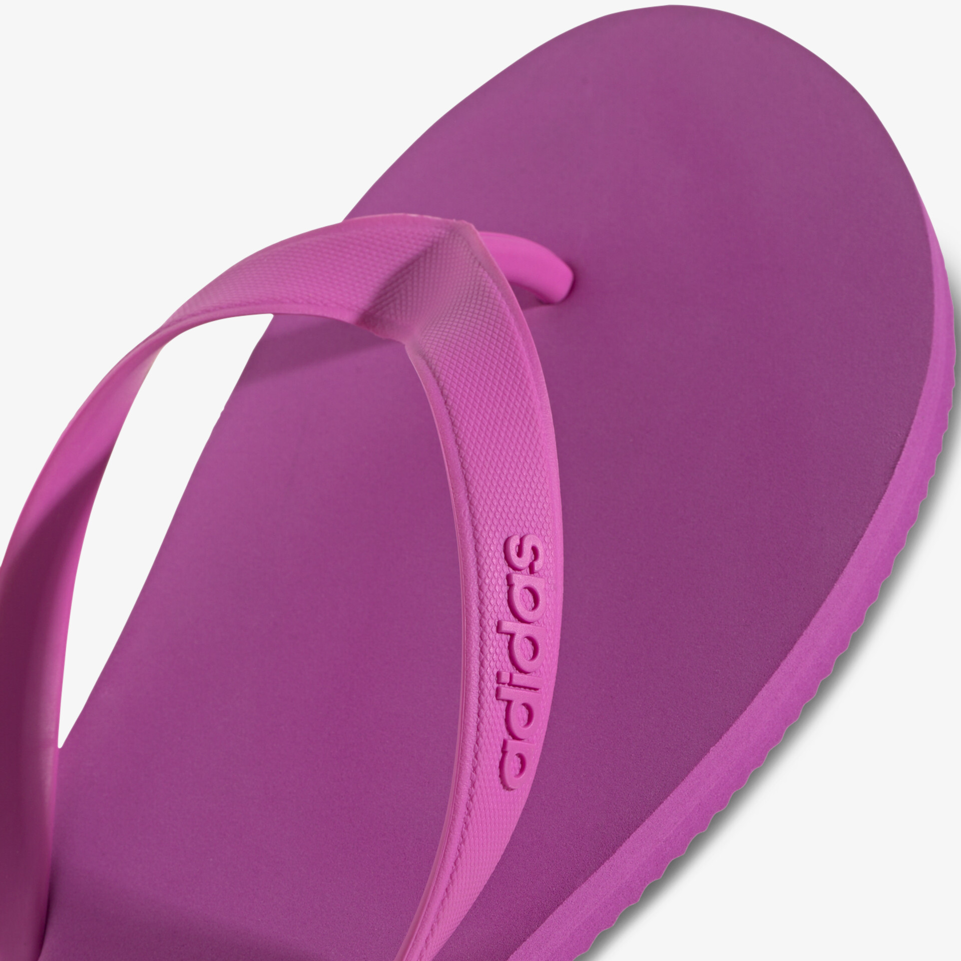 Leichte und flexible lila Badesandale mit komfortablem Riemen für sicheren Halt im Sommer
