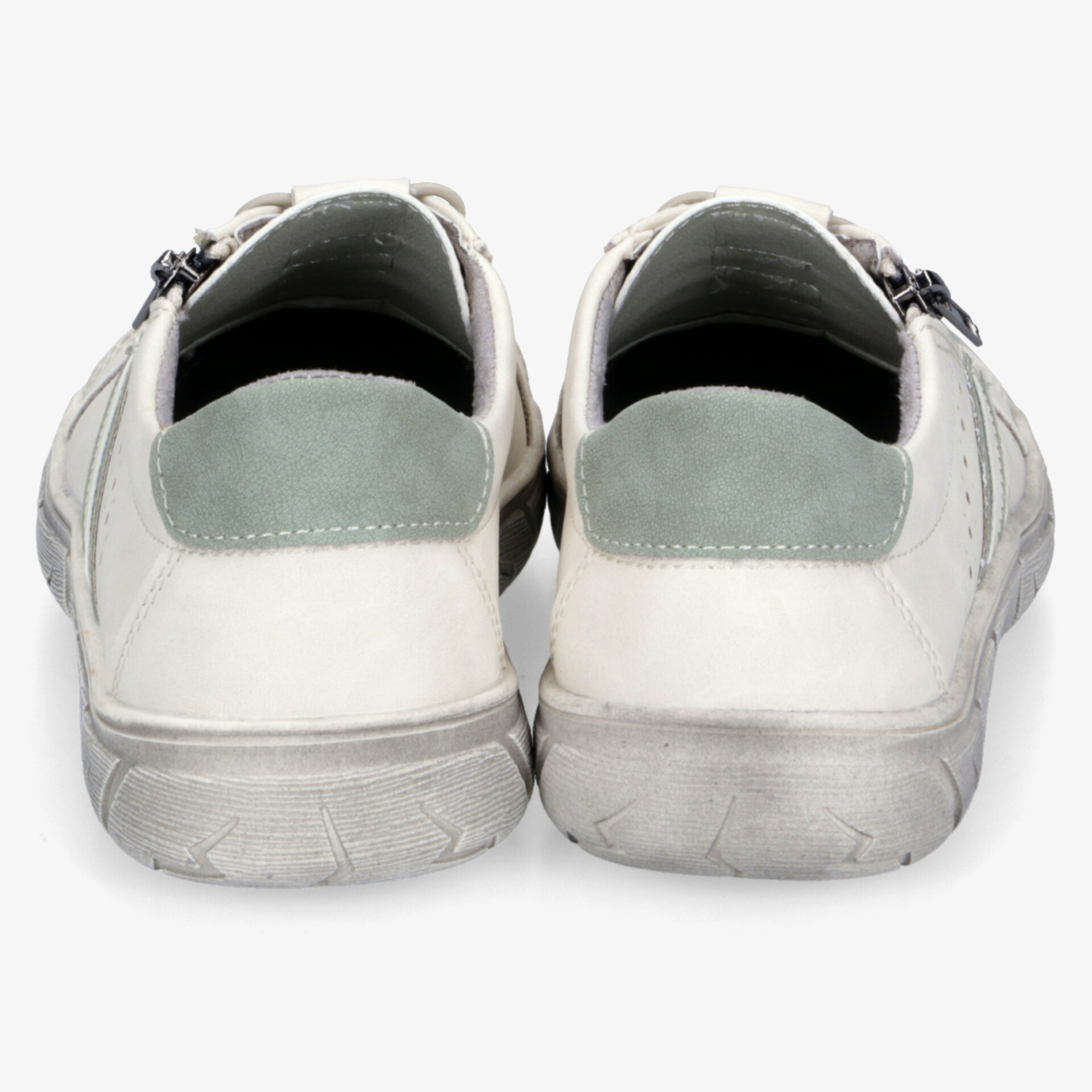 Rückansicht von weißen Sneakern mit gepolstertem Fersenbereich und robustem Sohlenprofil