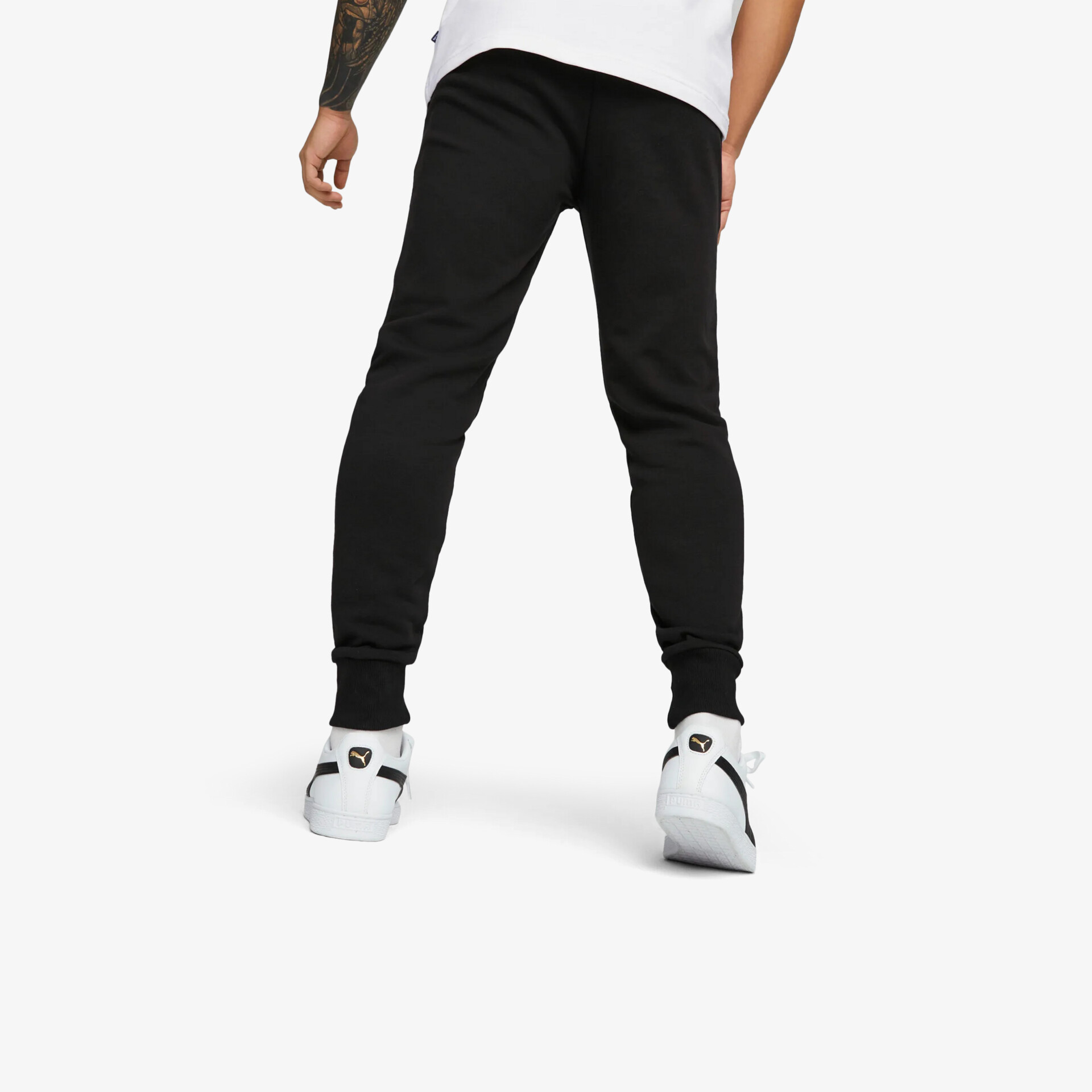 Weiße Sneaker mit flexibler Sohle und modernem Design, getragen von Person von hinten sichtbar