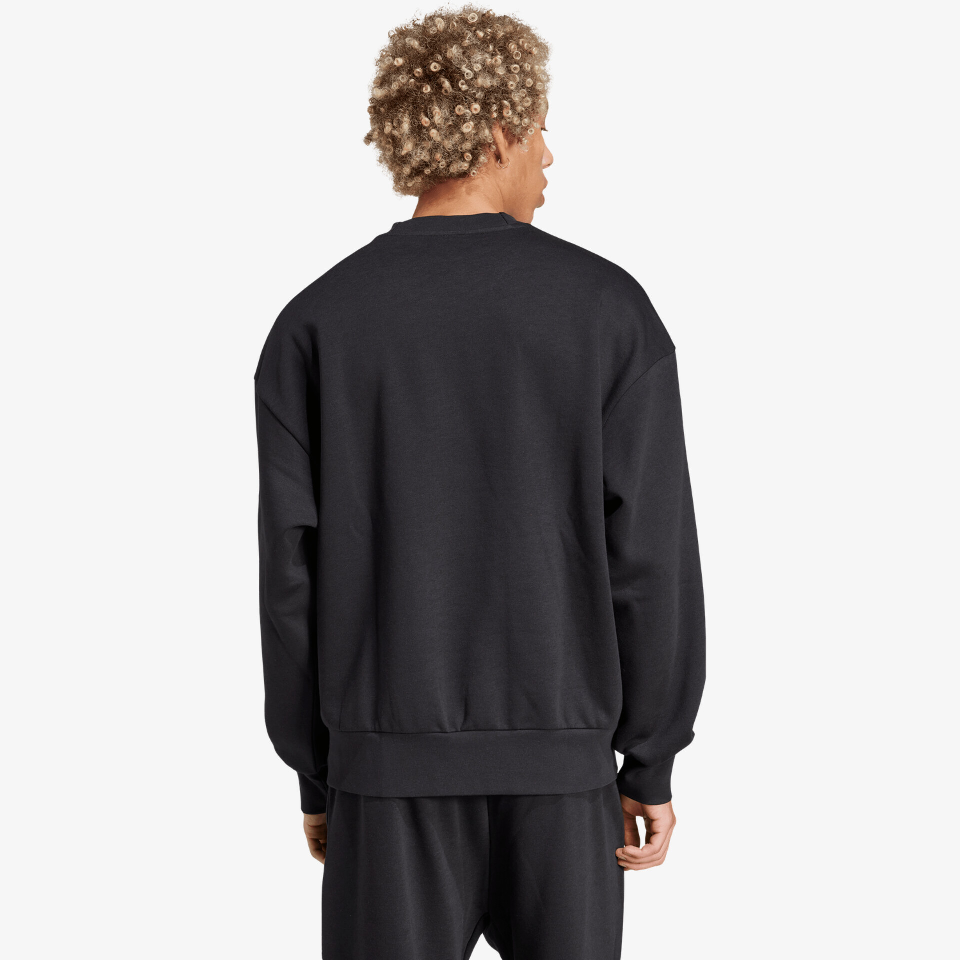 Rückansicht eines schwarzen Sweatshirts mit lockerer Passform und bequemen Langarmärmeln