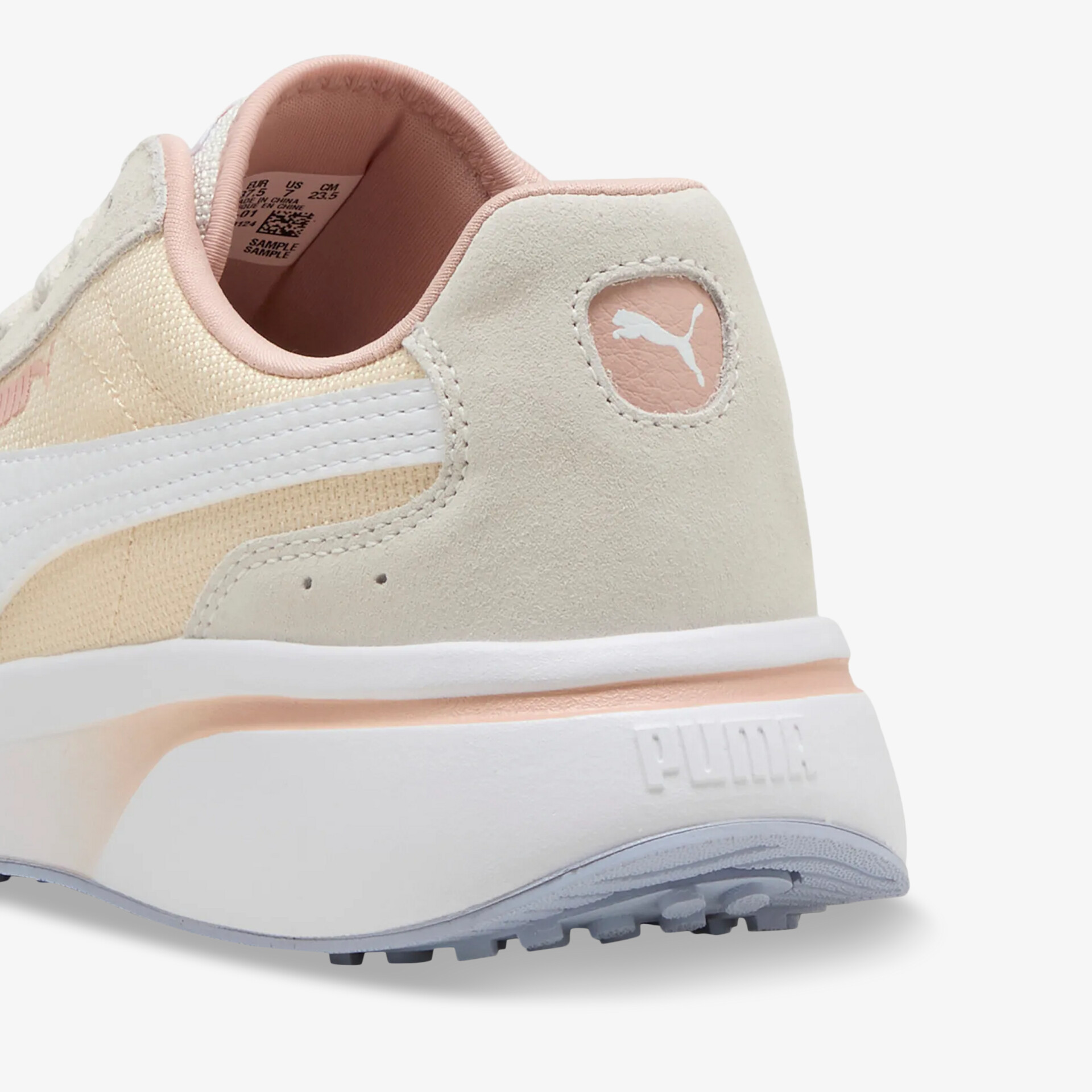 Detailaufnahme des Rückteils eines Sneakers mit weicher Polsterung und hochwertigem Material in rosa und weiß