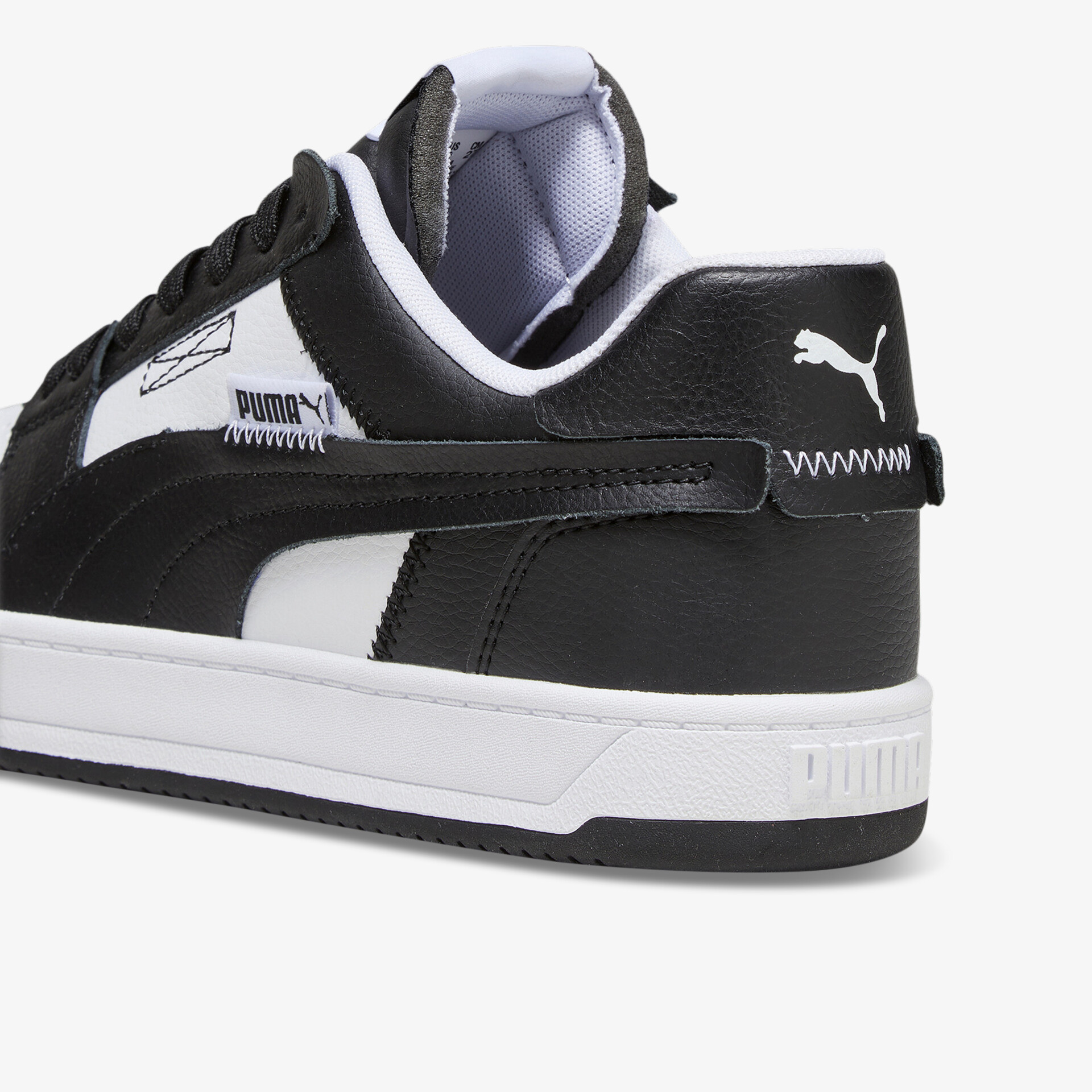 Schwarzer Puma Schuh mit weißem Logo und akzentuierten Nähten, seitliche Ansicht schräg hinten für stilvolles und robustes Design