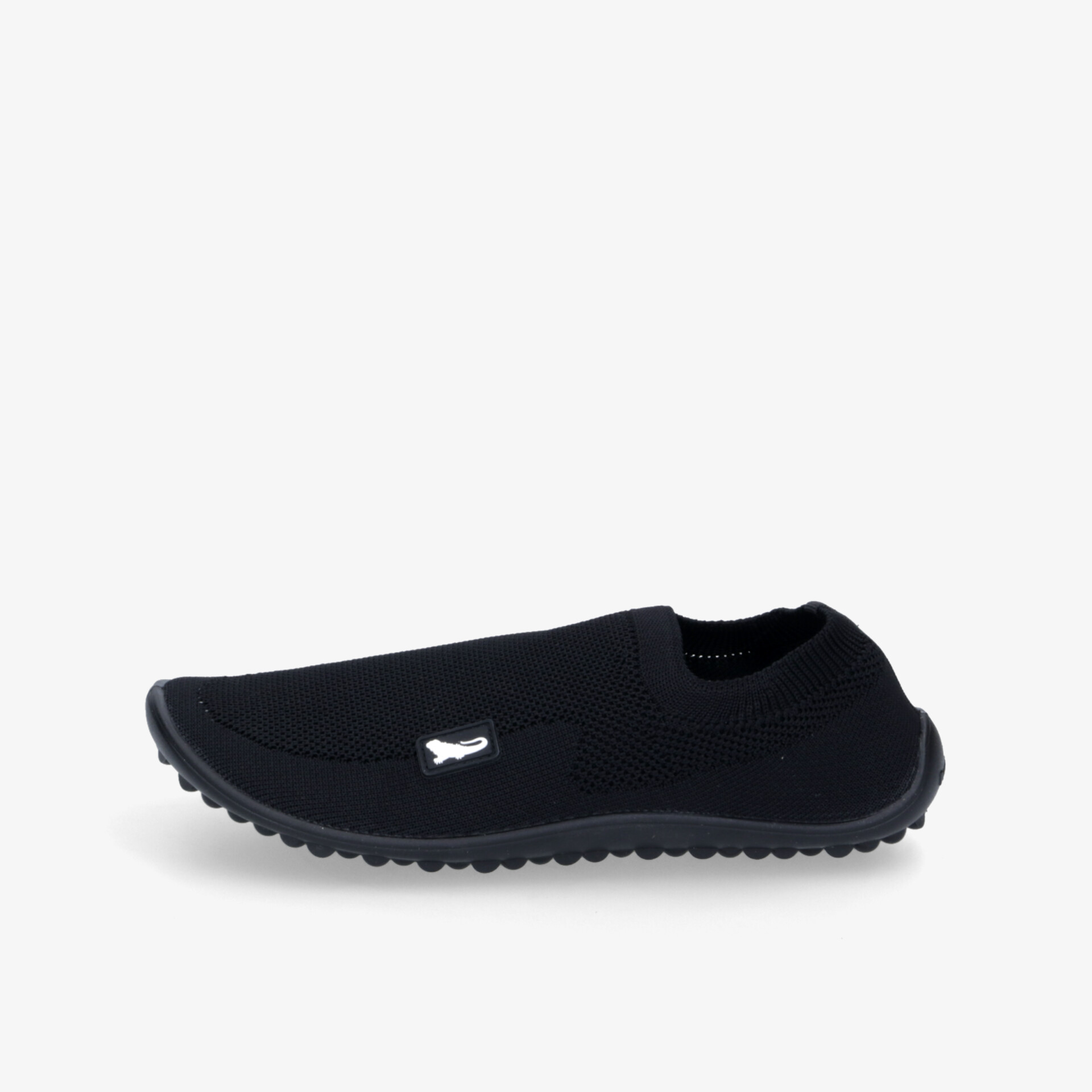 Schwarzer, leichter Schuh seitliche Ansicht mit flexiblem Material und rutschfester Sohle