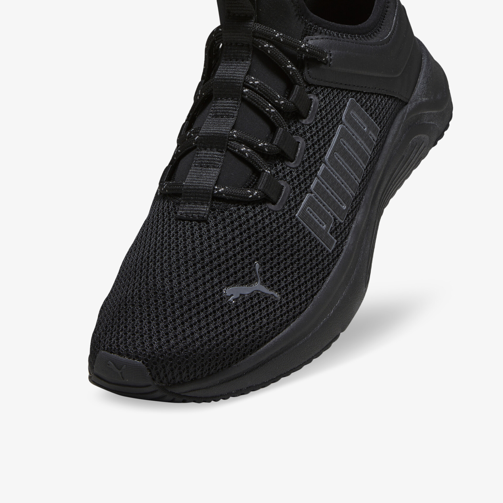 Schwarzer leichter Sportschuh mit atmungsaktivem Material, flexibler Sohle und modernem Design in schräger Vorderansicht