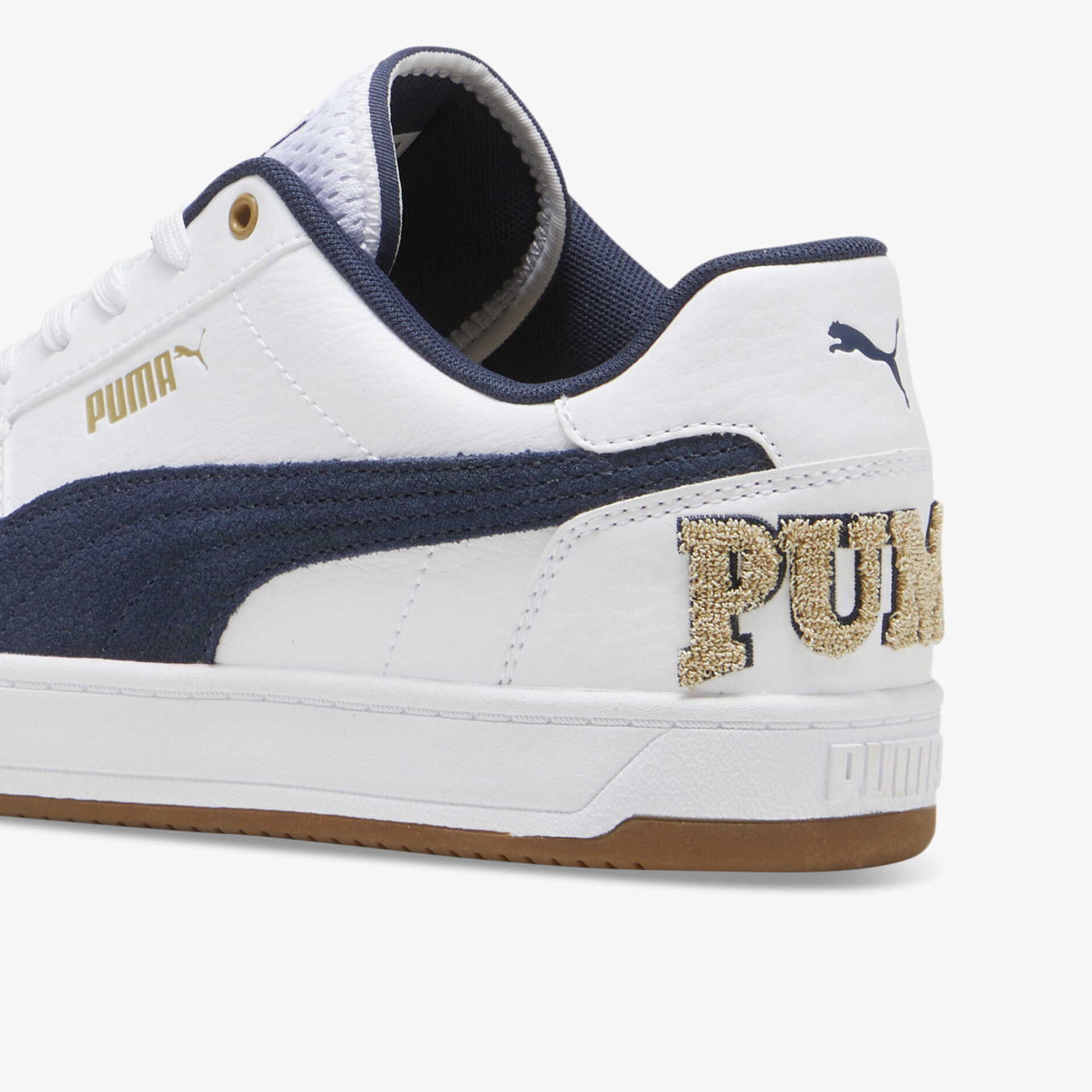 Detailaufnahme eines weißen Sneakers mit navyblauen Details und hochwertiger Gummisohle für hohen Tragekomfort