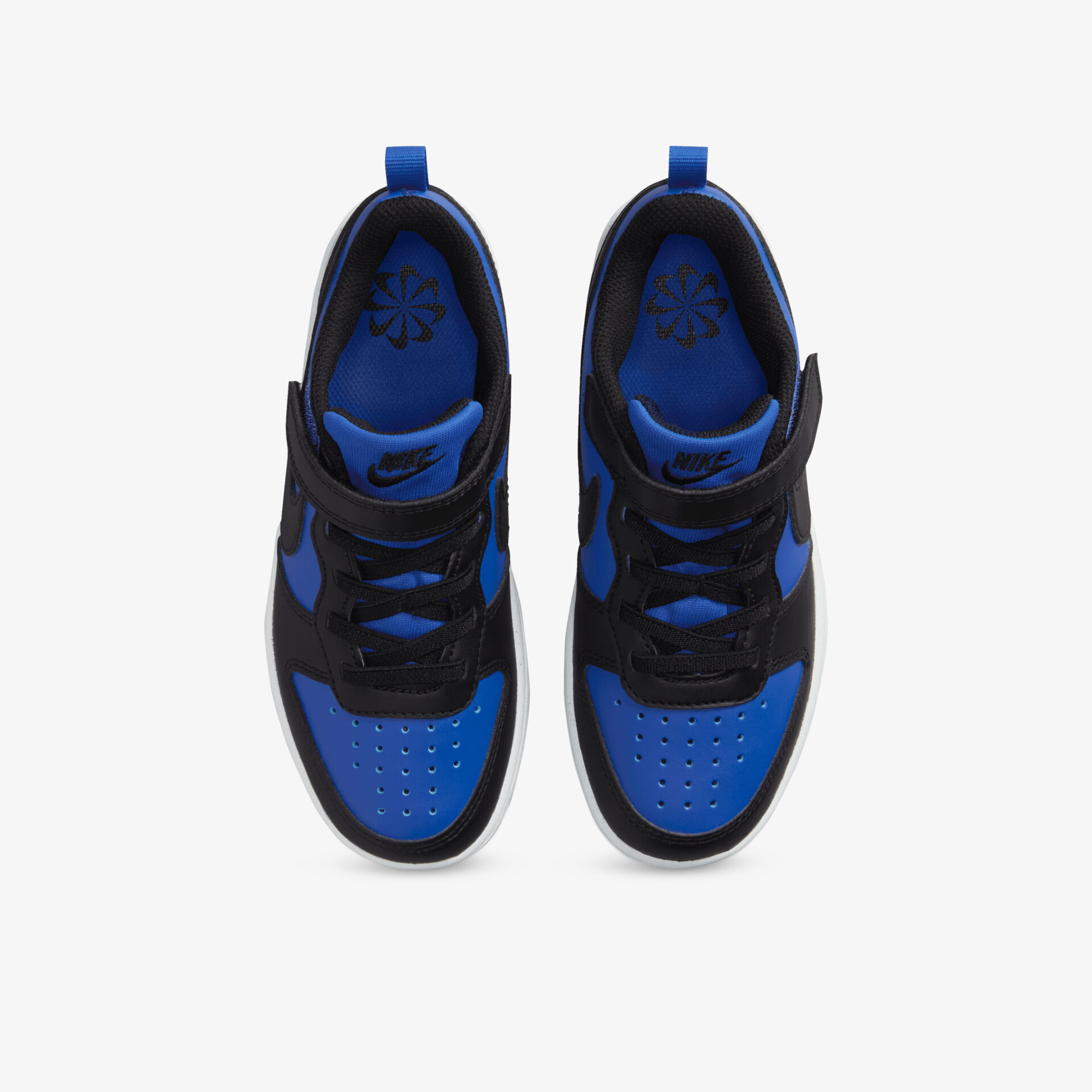 Sportliche Schuhe in Blau und Schwarz, robust, komfortabel und atmungsaktiv, paarweise von oben sichtbar