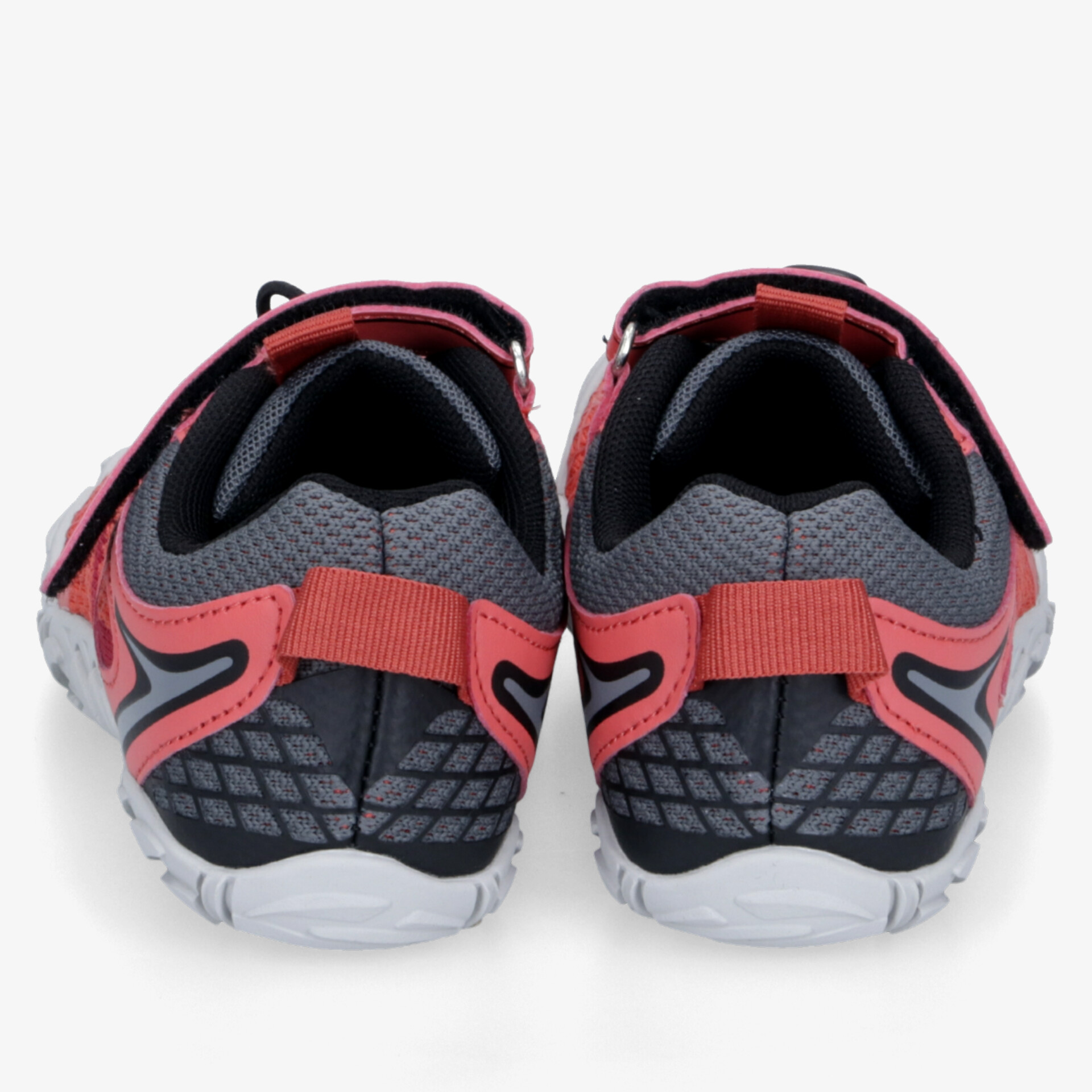 Rückansicht sportlicher Sneaker mit robustem Profil und komfortablem Einstieg in auffälligem Rot-Schwarz Design