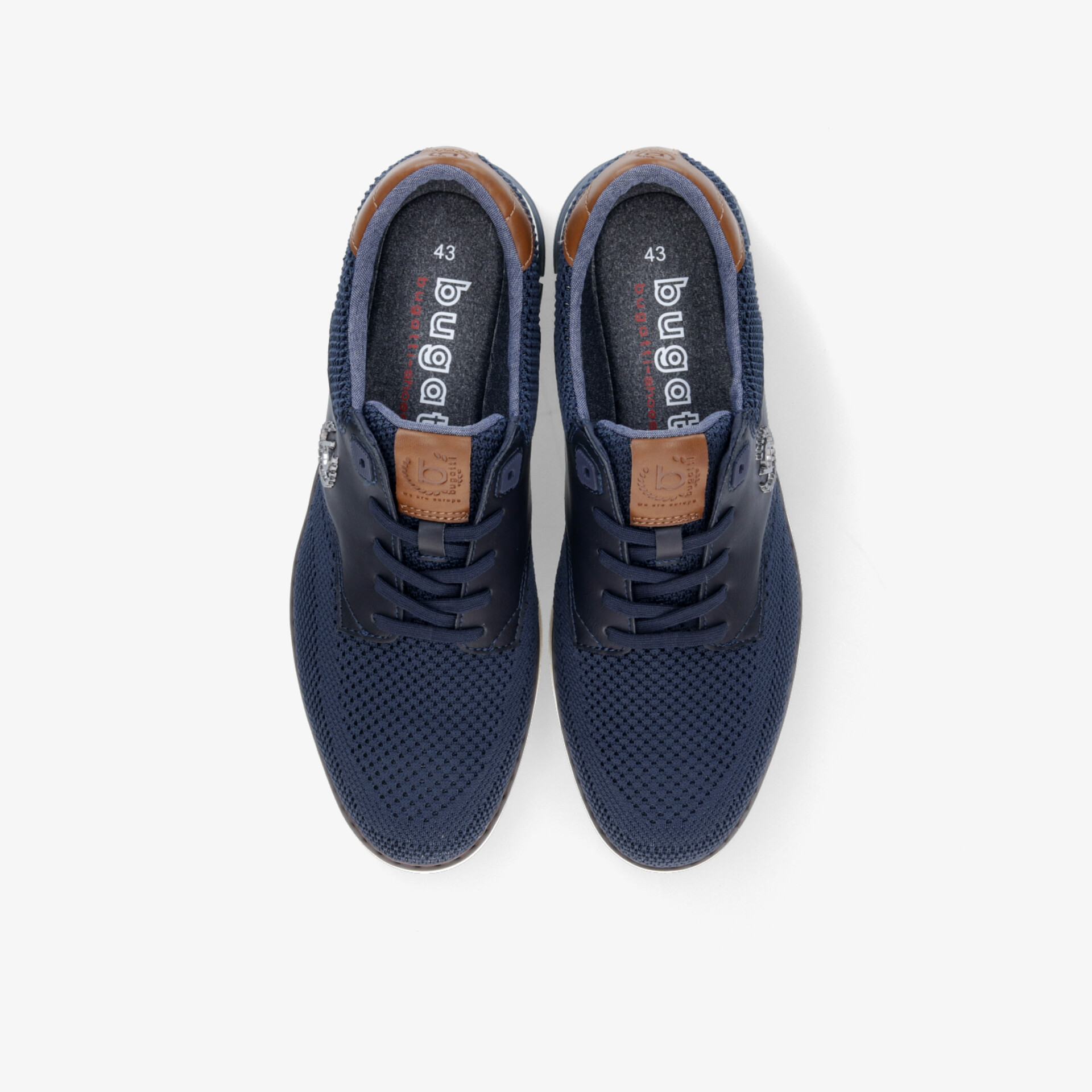 Modernes Paar dunkelblaue Sneaker mit atmungsaktivem Material, bequemer Passform und flexibler Sohle in Draufsicht