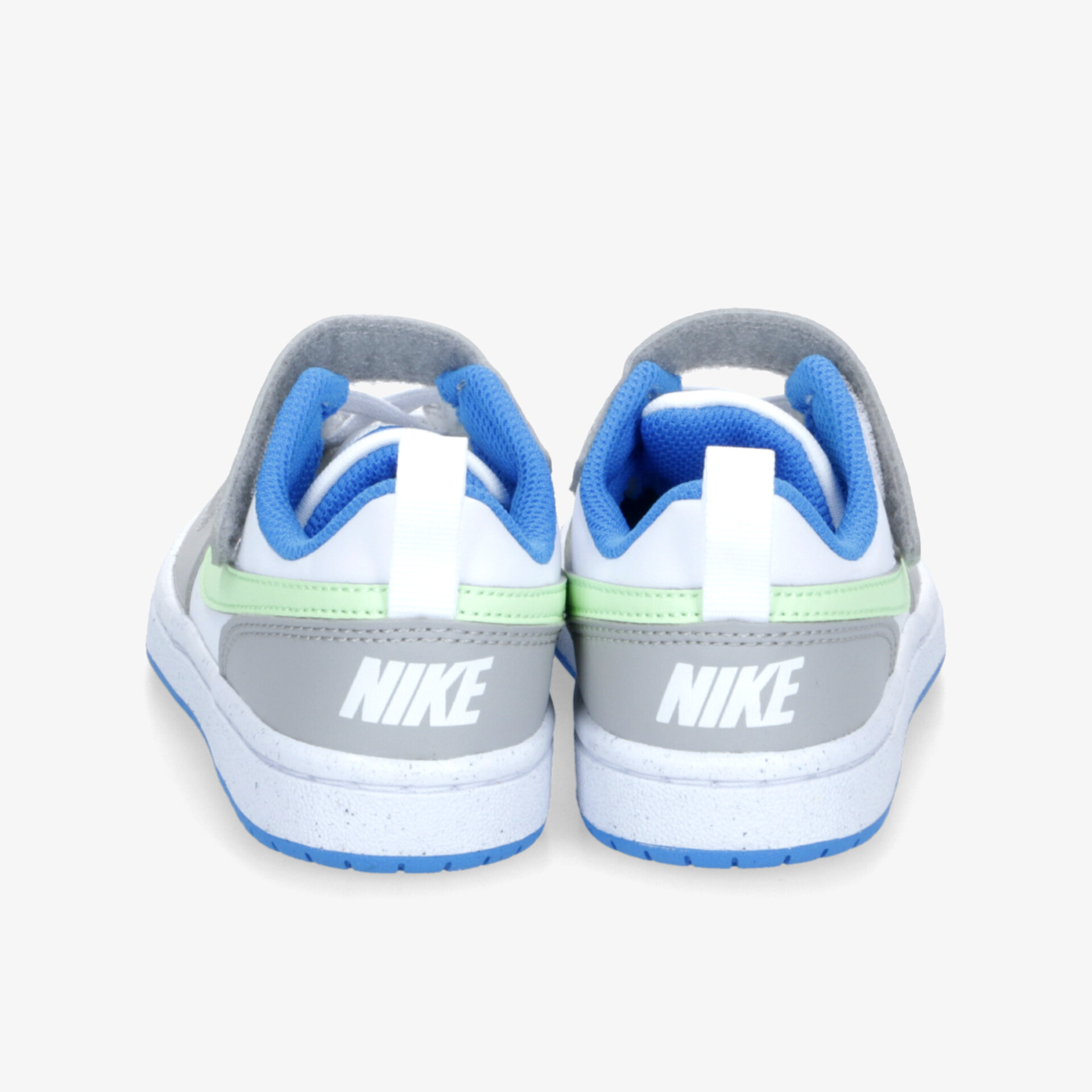 Nike Sportschuhe Rückansicht mit gepolstertem Rand und rutschfester Sohle, sportlich und bequem