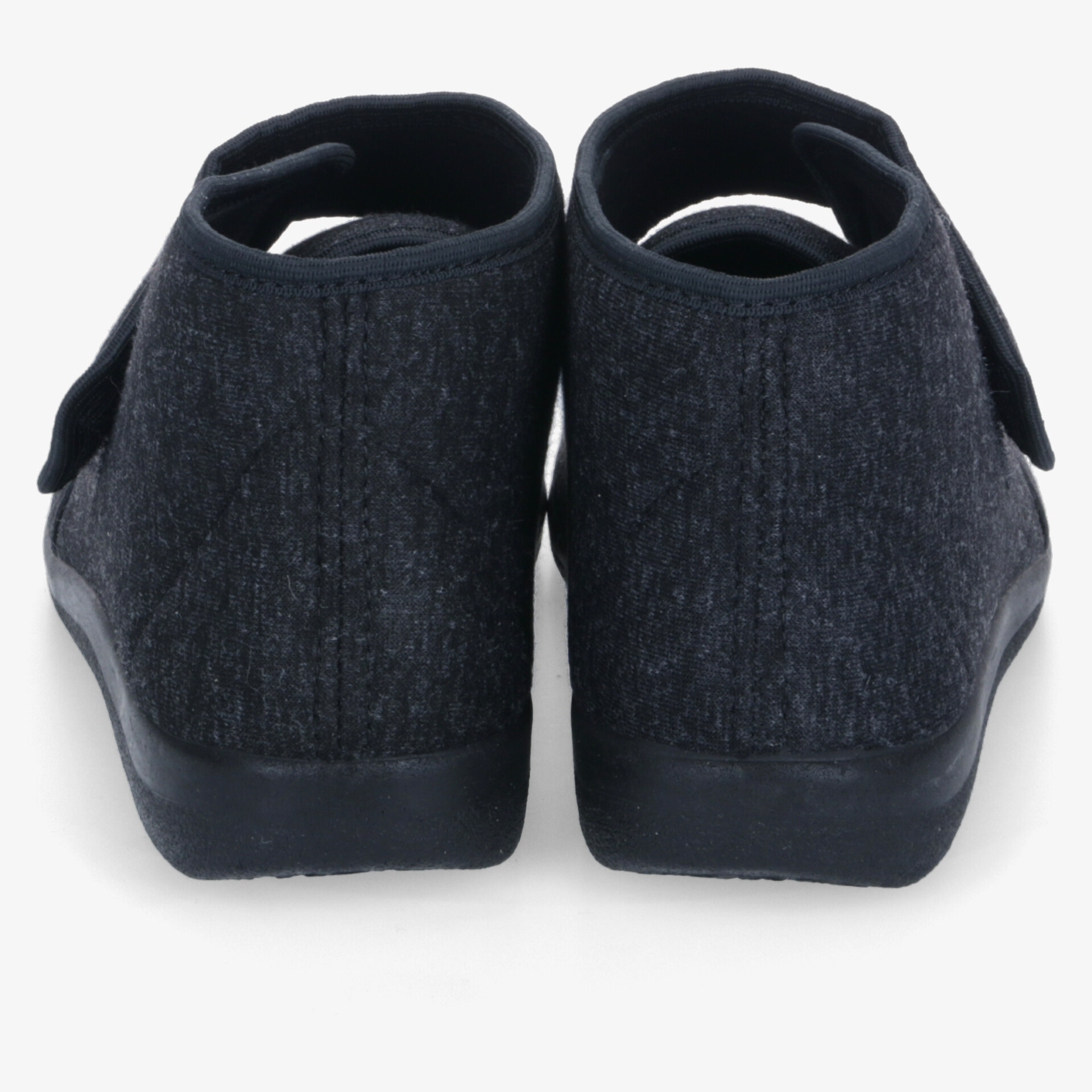 Robuste Schuhe mit weichem Material, rutschfester Sohle und komfortabler Passform in klarer Rückansicht