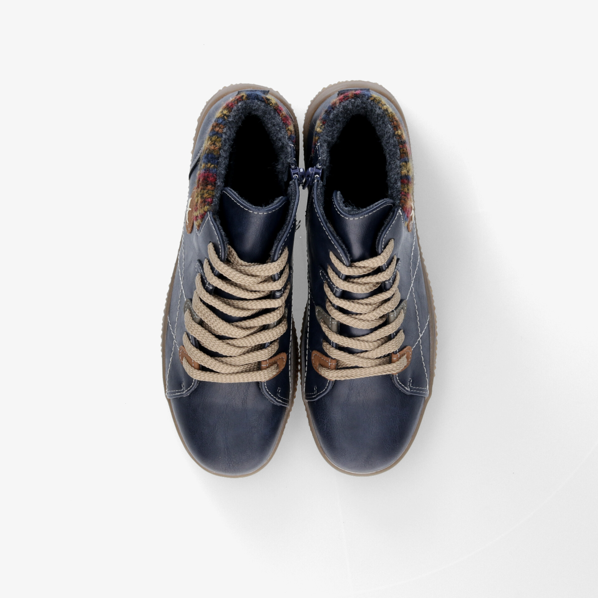 Obere Draufsicht auf ein Paar robuste, blaue hohe Schnürschuhe mit markanter Musterung und stabiler Sohlenkonstruktion