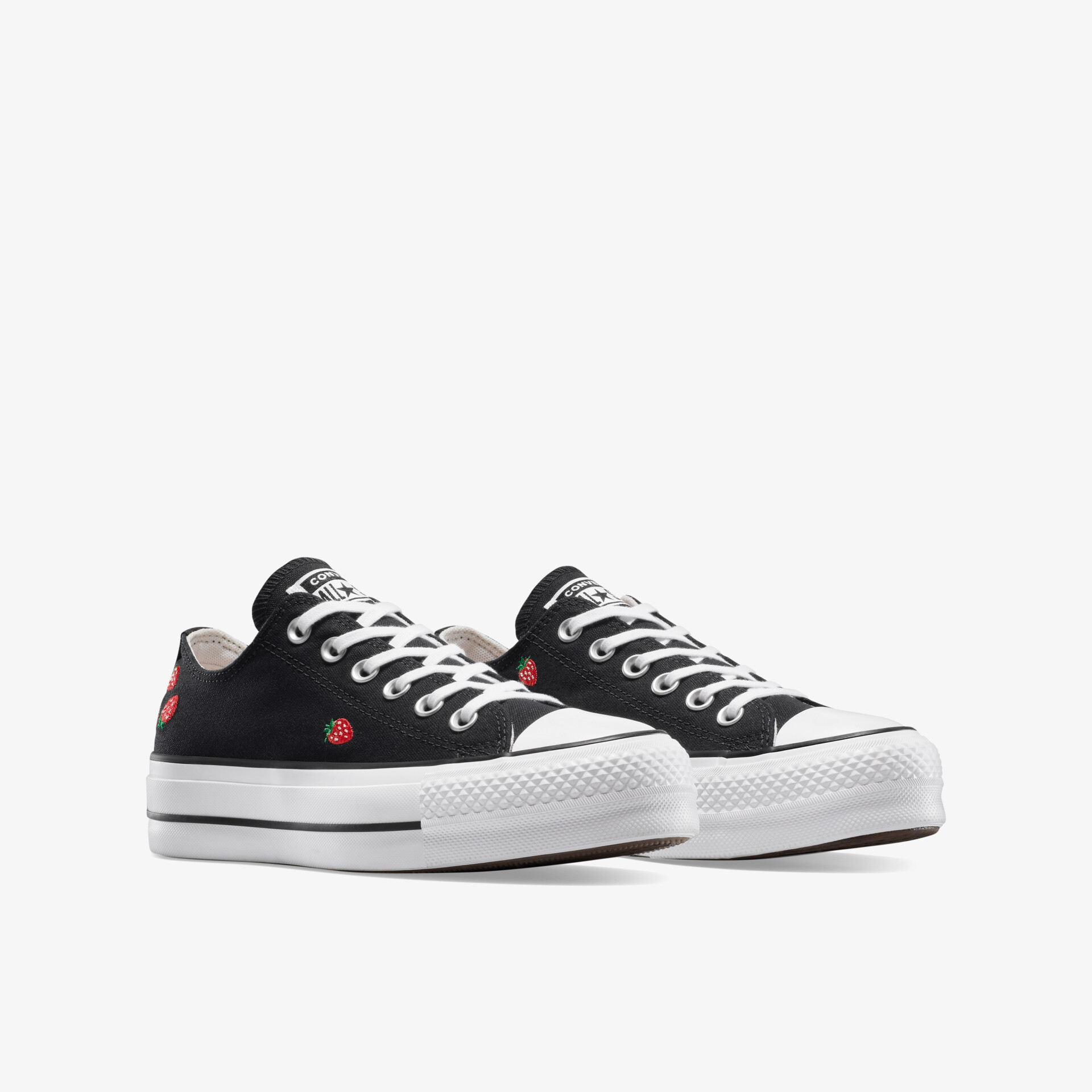 Schwarzes Sneakers-Paar mit weißer Sohle und Schnürsenkeln, bequem und modisch, vielseitiger Freizeitschuh