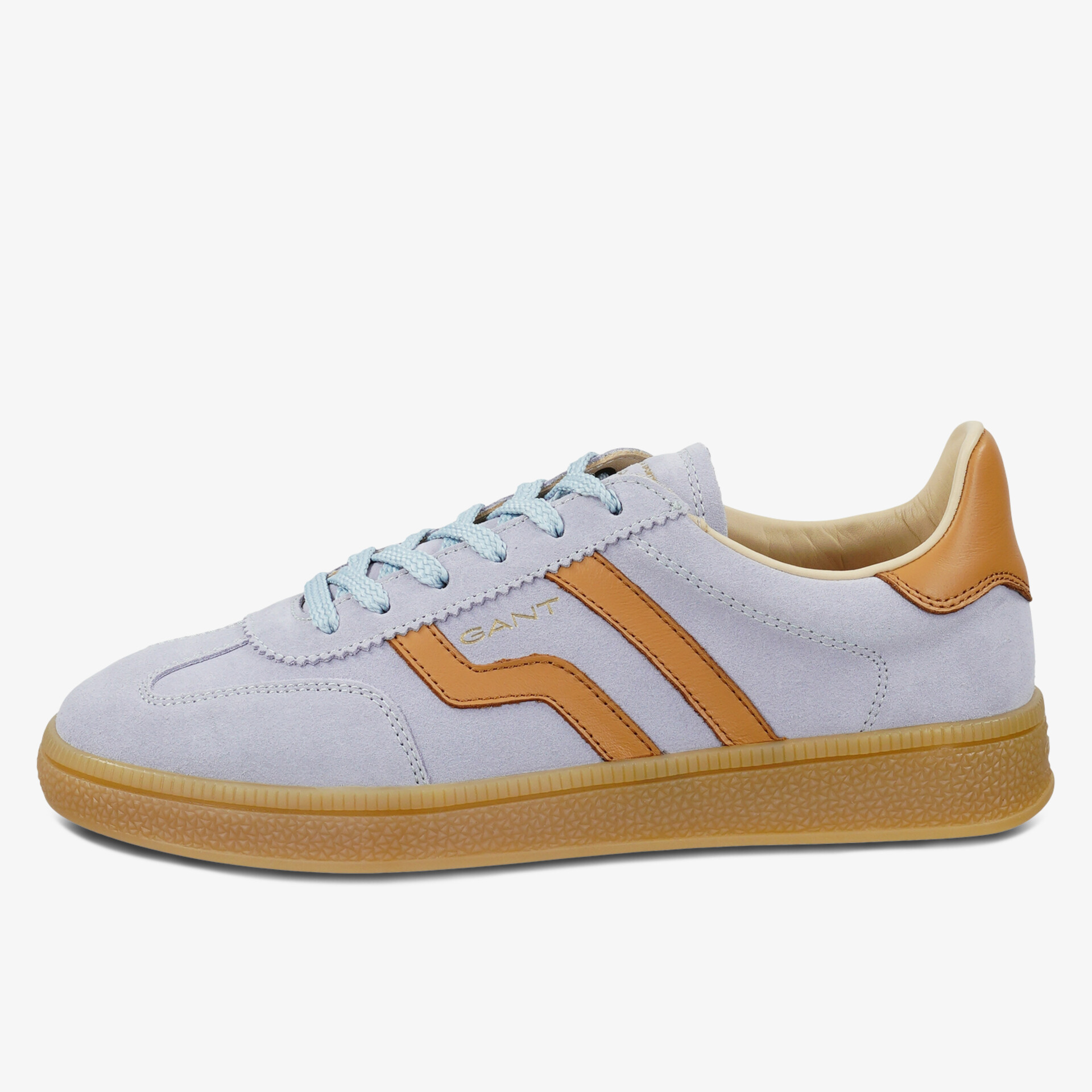 Moderner weißer Sneaker mit cognacfarbenen Akzenten und rutschfester Sohle aus Leder für besten Tragekomfort.