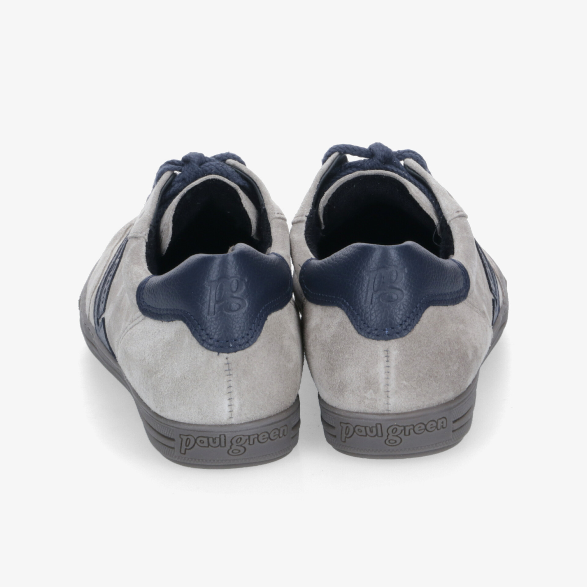 Graue Sportschuhe mit dunkelblauer Fersenkappe und rutschfester Sohle in Rückansicht, robust und komfortabel