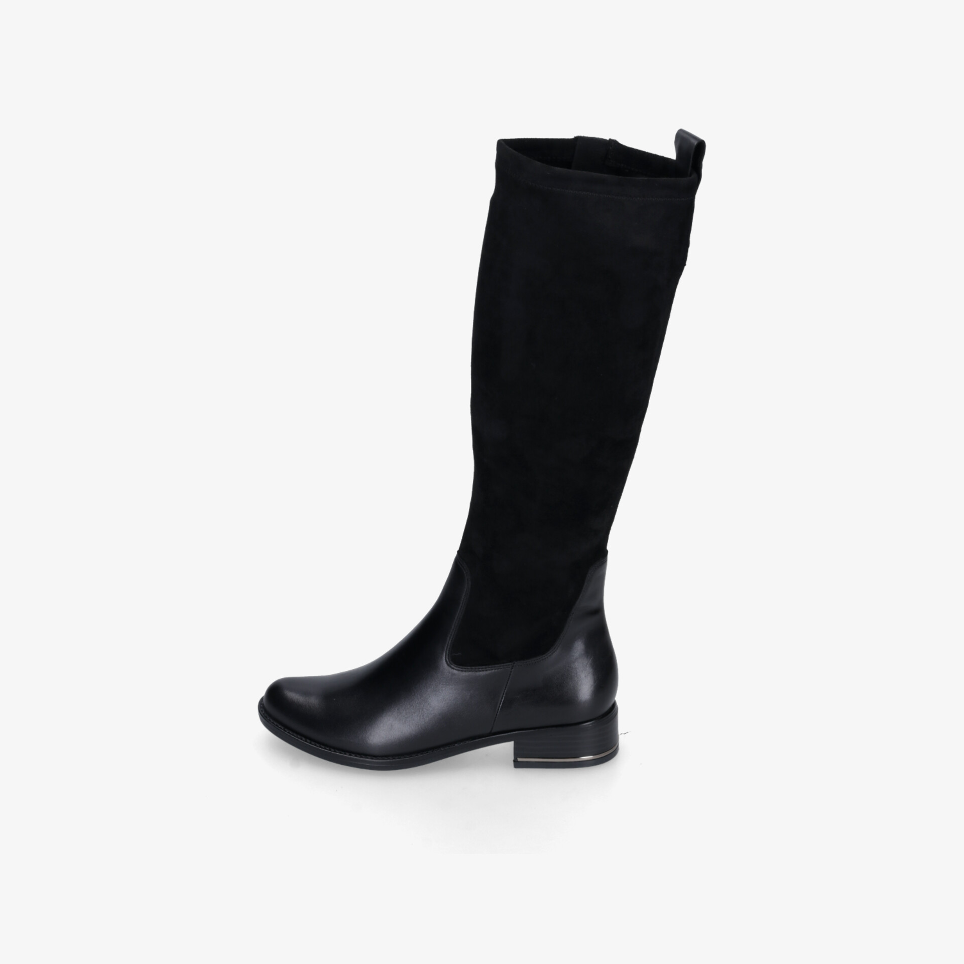 Schwarzer kniehoher Stiefel aus glattem Leder mit bequemem Absatz, seitliche Ansicht