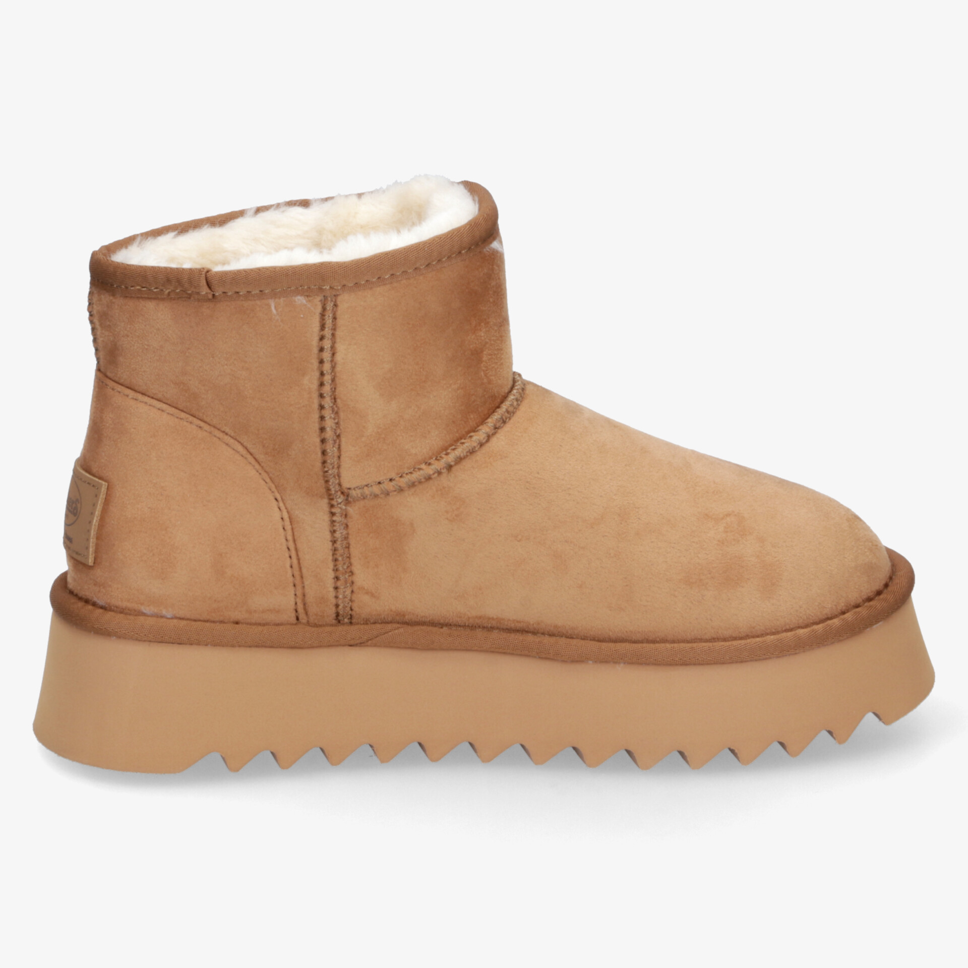 Warmer, bequemer Winterboot mit weichem Innenfutter und rutschfester, robuster Sohle in moderner, seitlicher Ansicht