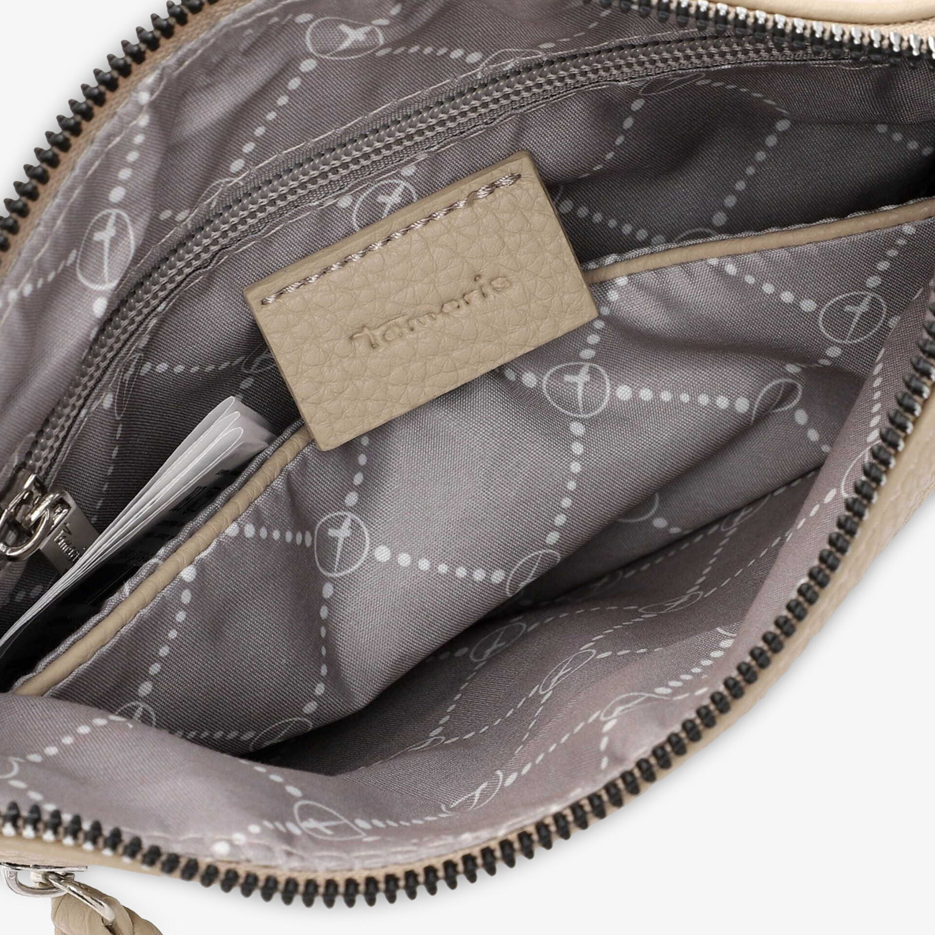 Detailansicht eines Tascheninnenteils mit Reißverschluss und feiner Innenfutterverarbeitung