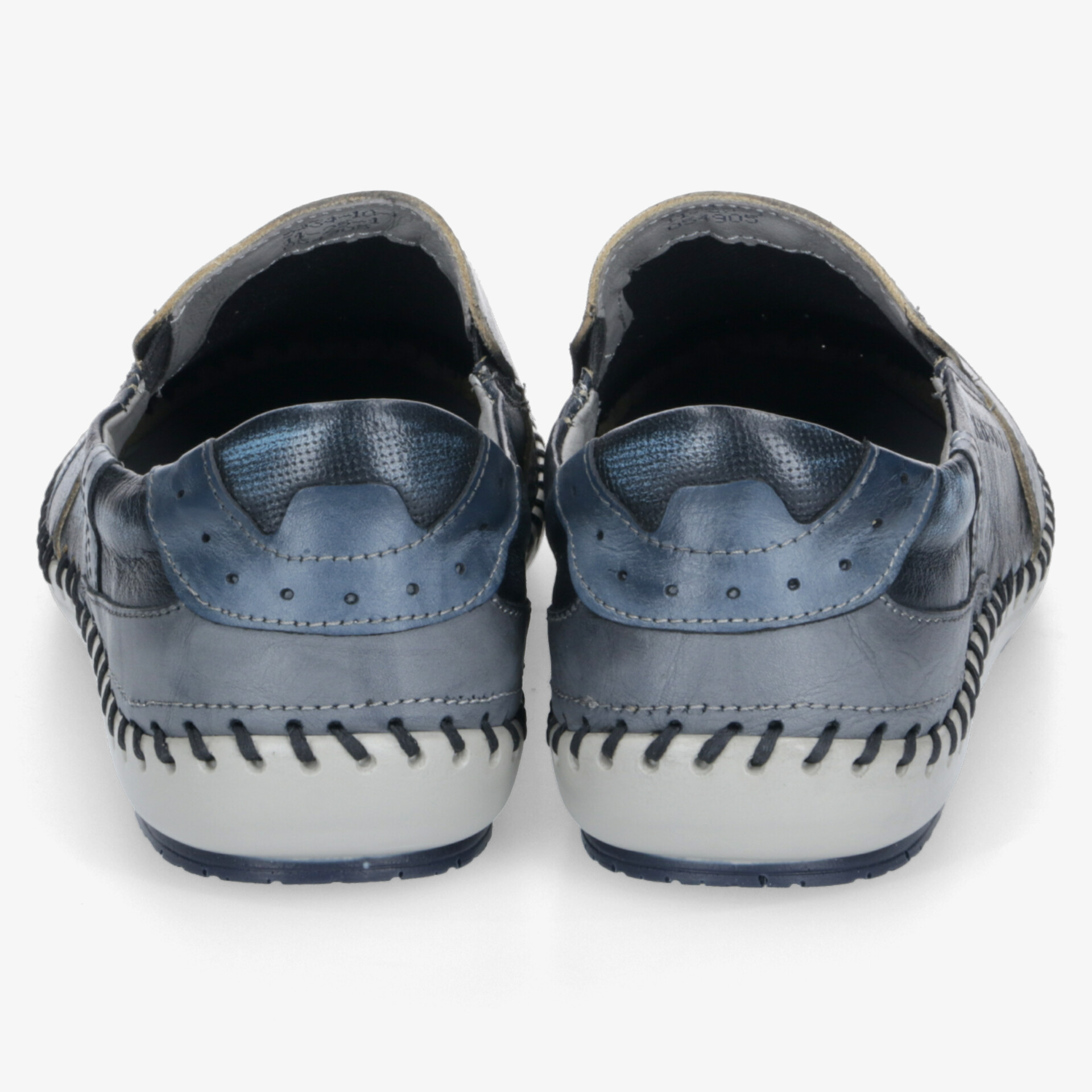 Blauer Mokassin aus weichem Leder mit handgenähter Verarbeitung und flexibler, atmungsaktiver Sohle, Rückansicht