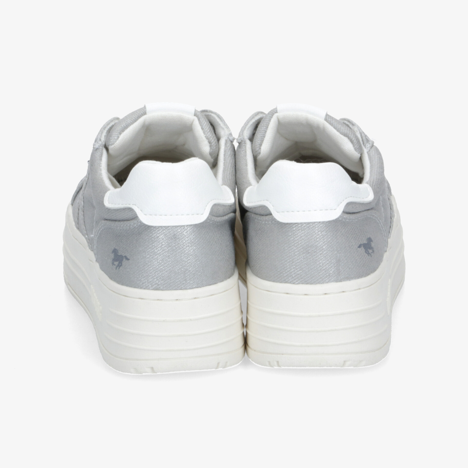 Rückansicht von grauen Sportschuhen mit weißer Sohle und gepolstertem Schaft für guten Tragekomfort