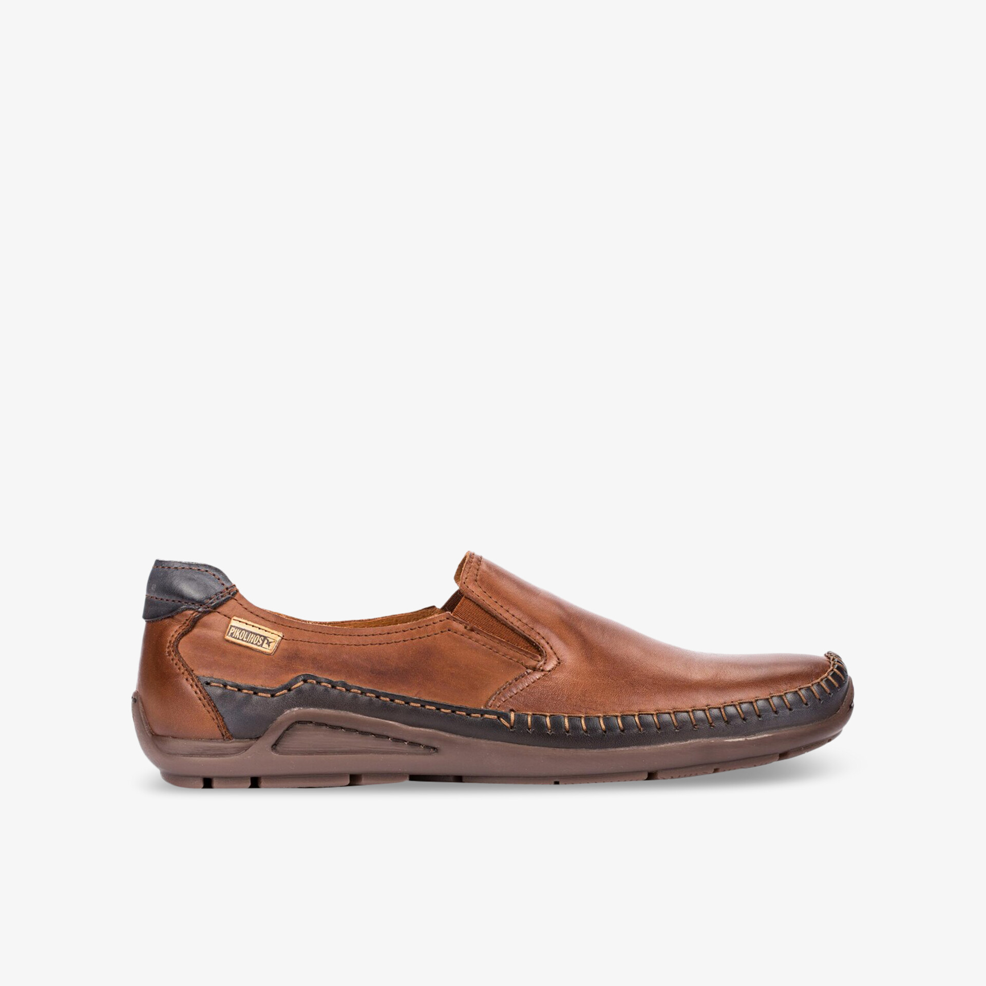 Brauner Lederloafer in seitlicher Ansicht mit eleganter Naht und rutschfester Sohle, bequem und langlebig