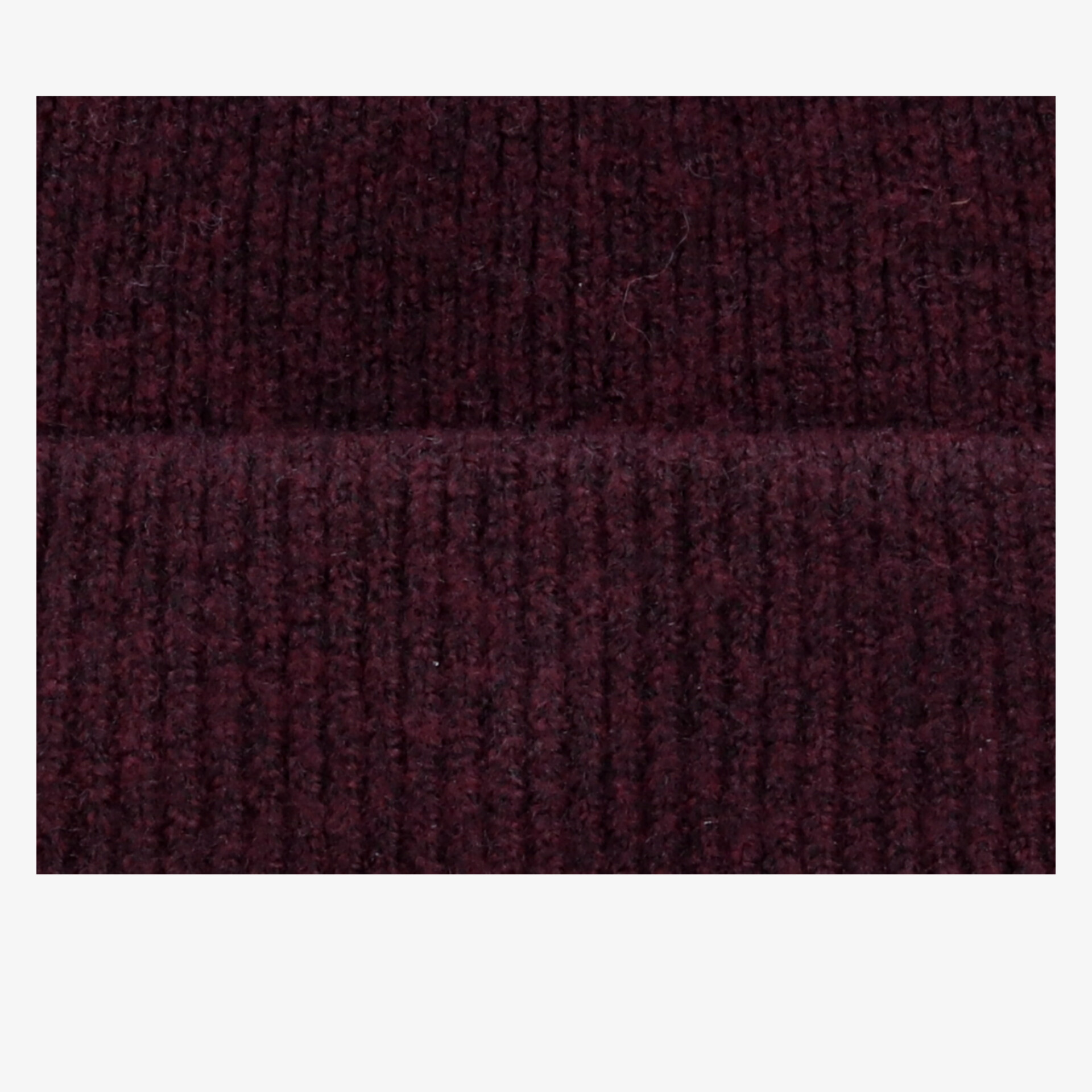 Dunkelrotes Textil mit feinem, weichem Strickmuster in hochwertiger Ausführung, Detailansicht