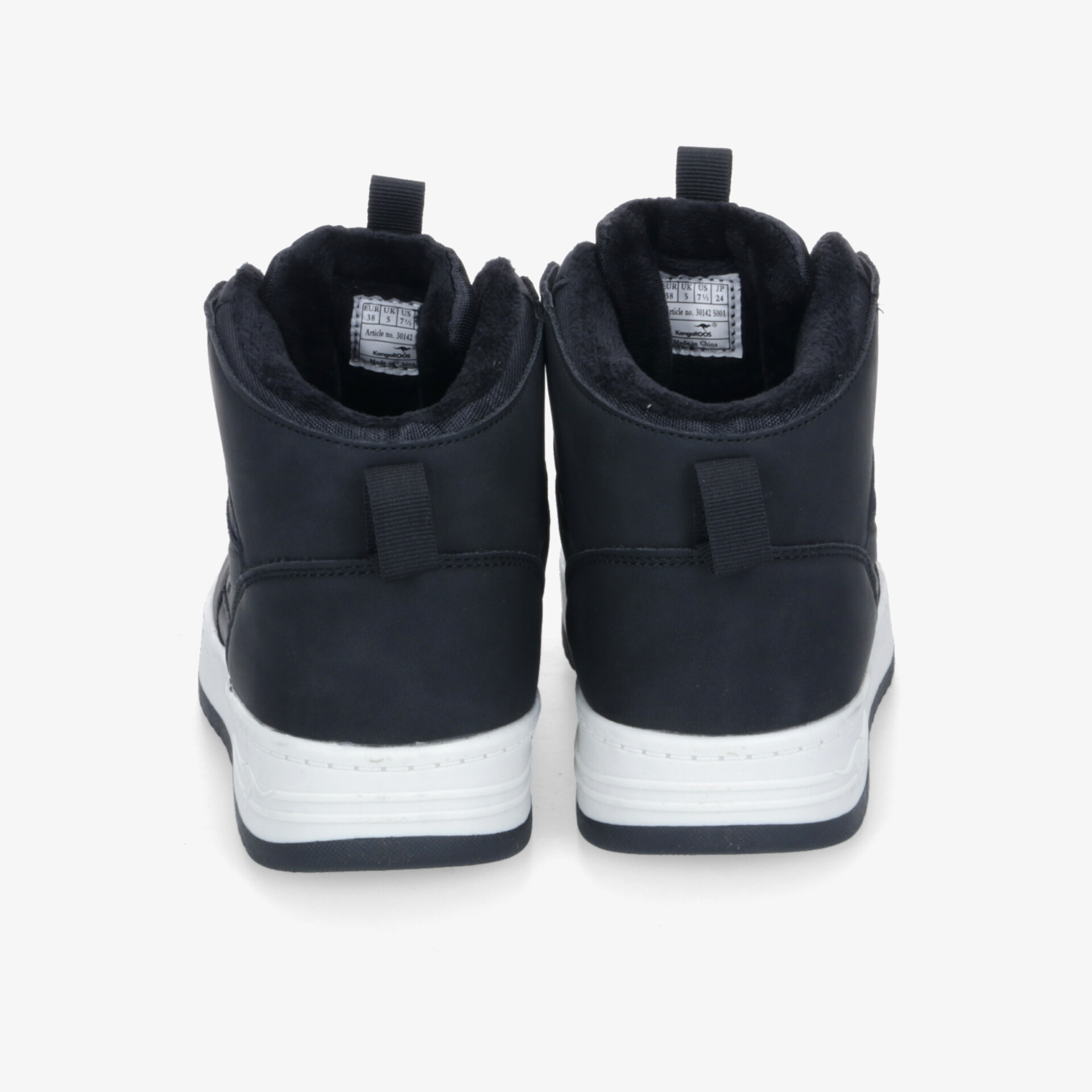 Schwarze Schuhe mit hohem Schaft und weißer Sohle, gepolstert und sportlich robust gestaltet