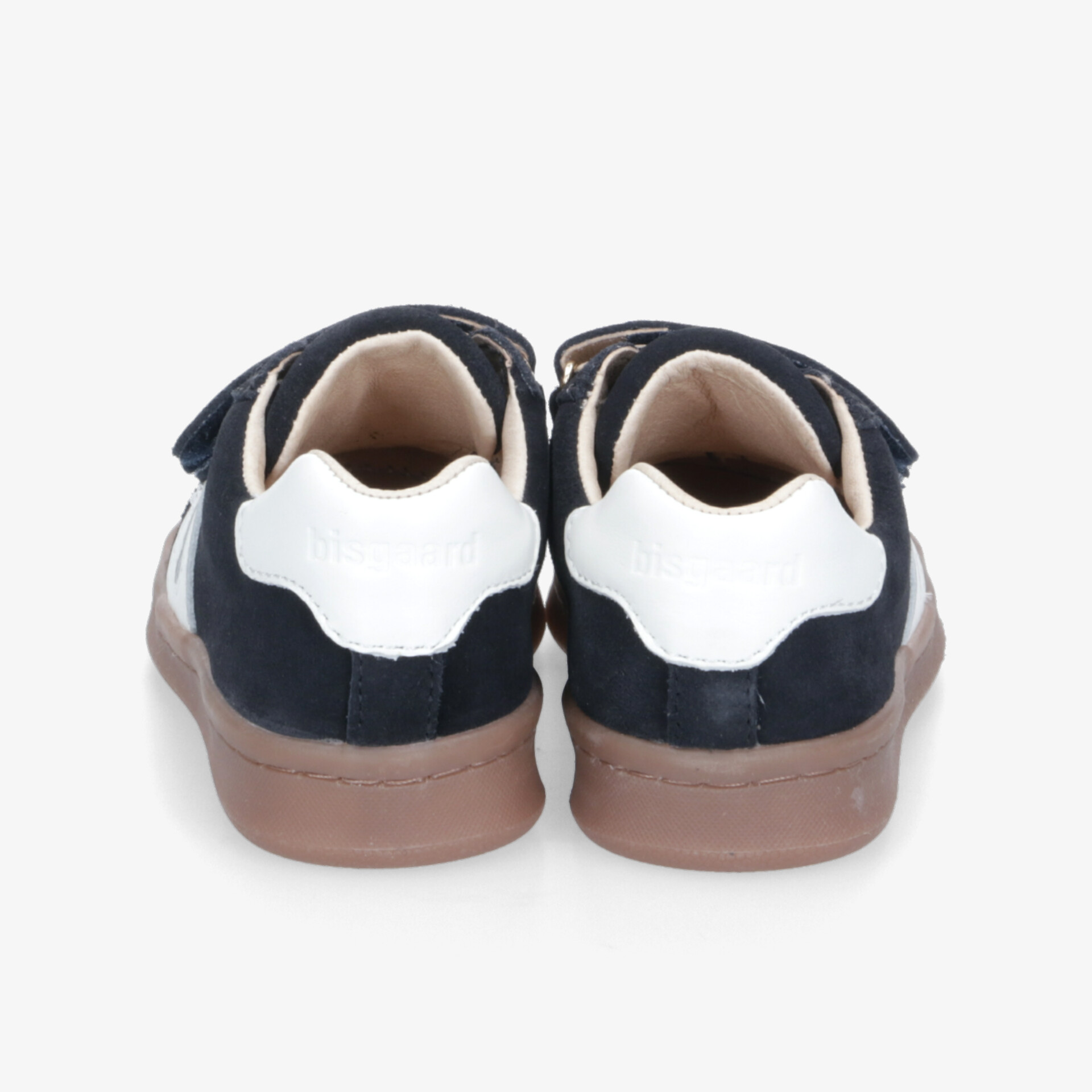 Rückansicht eines modischen Freizeitschuhs mit robuster brauner Sohle und kontrastierendem Obermaterial