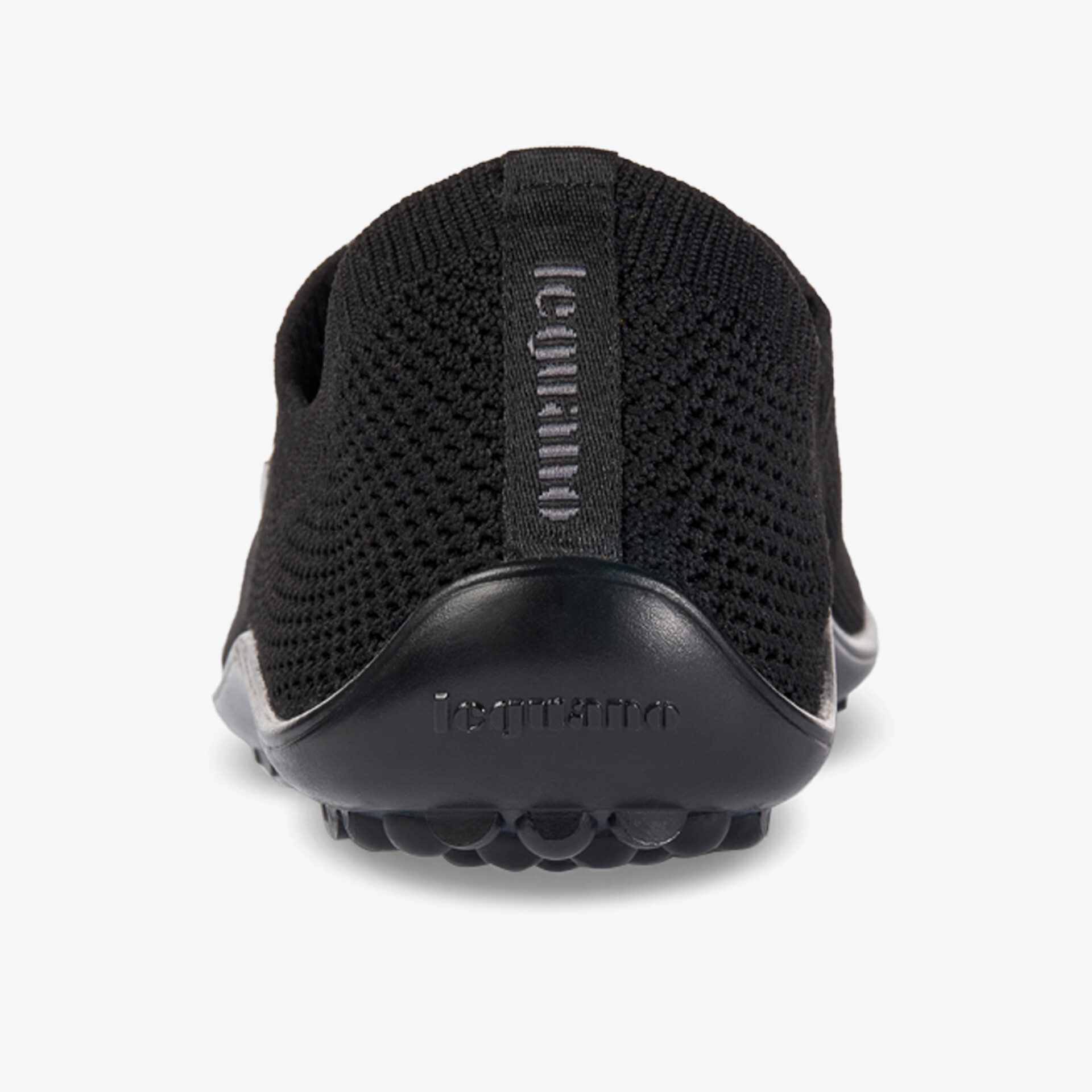 Sportlicher schwarzer Schuh mit atmungsaktivem Mesh-Material und rutschfester Sohle, ideal für täglichen Komfort.