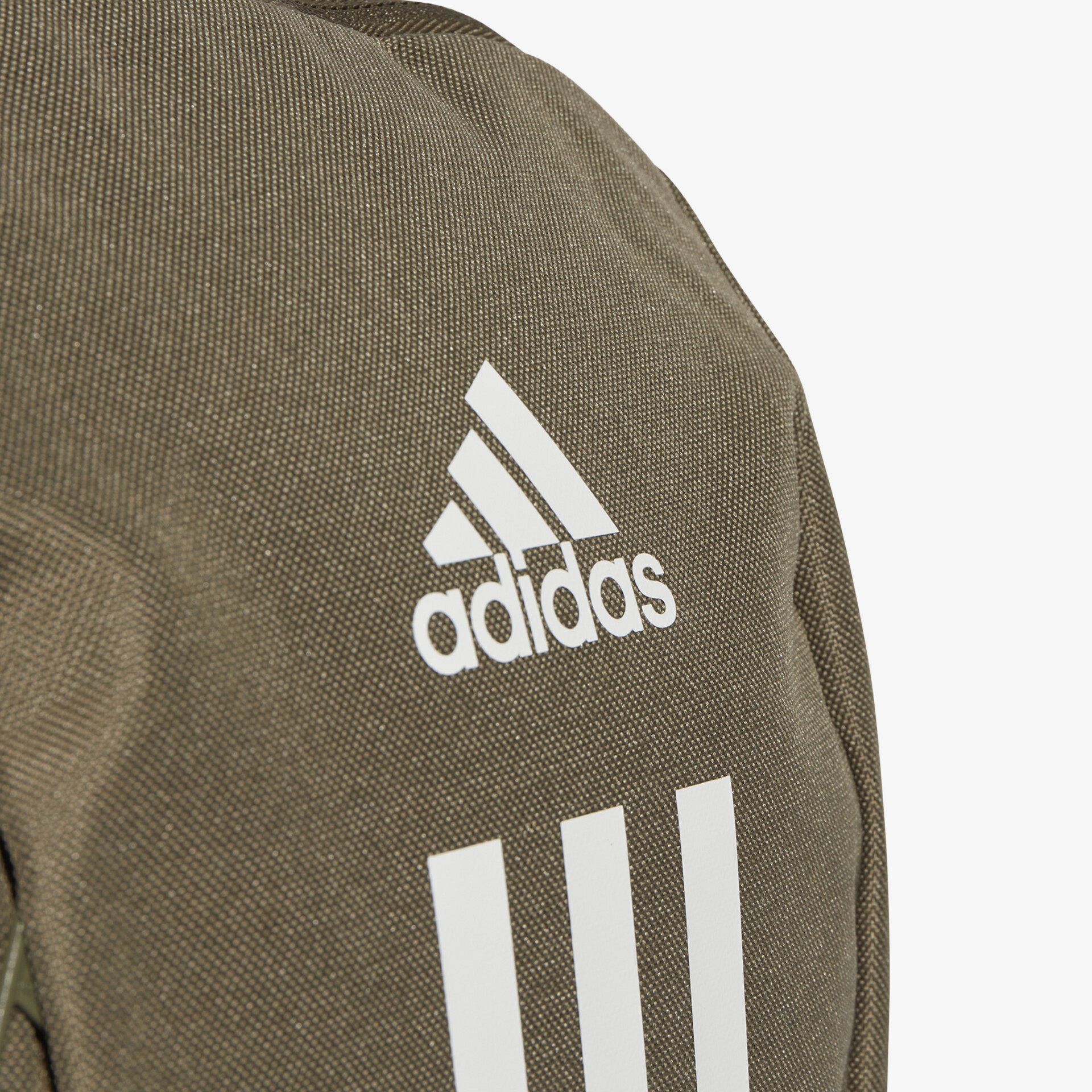 Detailaufnahme eines braunen Adidas Rucksacks mit deutlich sichtbarem Logo und strapazierfähigem Material