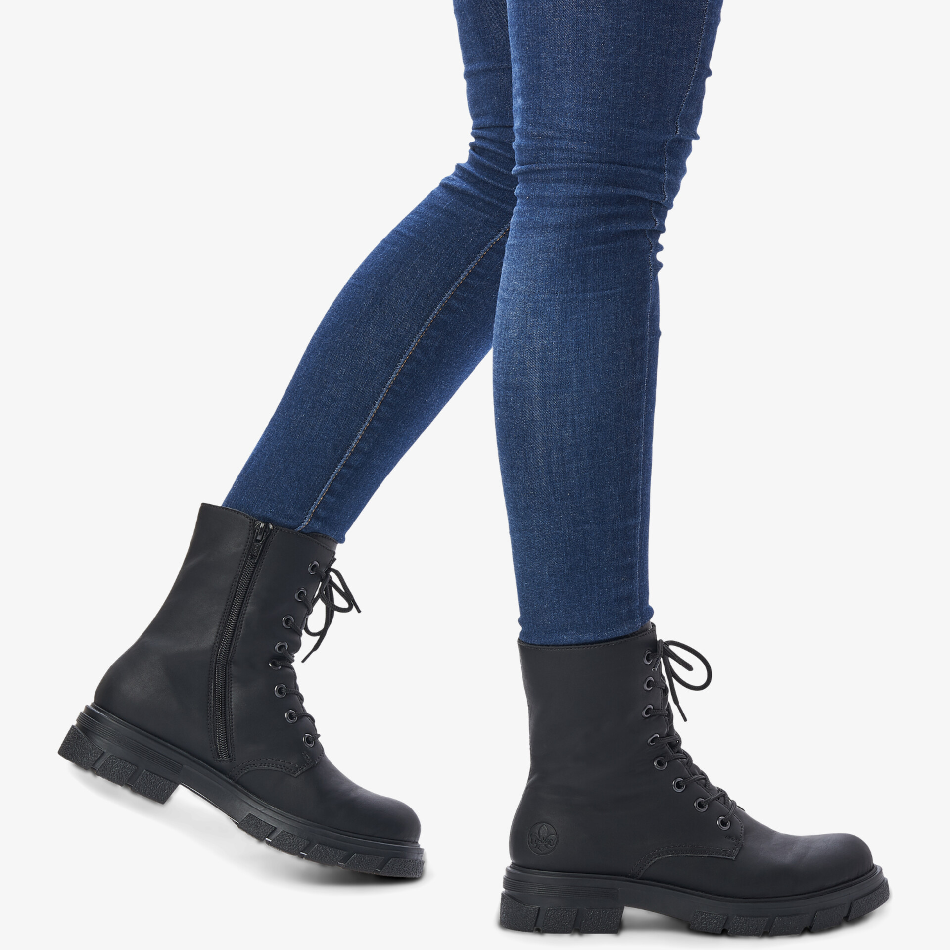 Robuster und modischer schwarzer Schnürstiefel mit griffiger Sohle, komfortabel und vielseitig tragbar