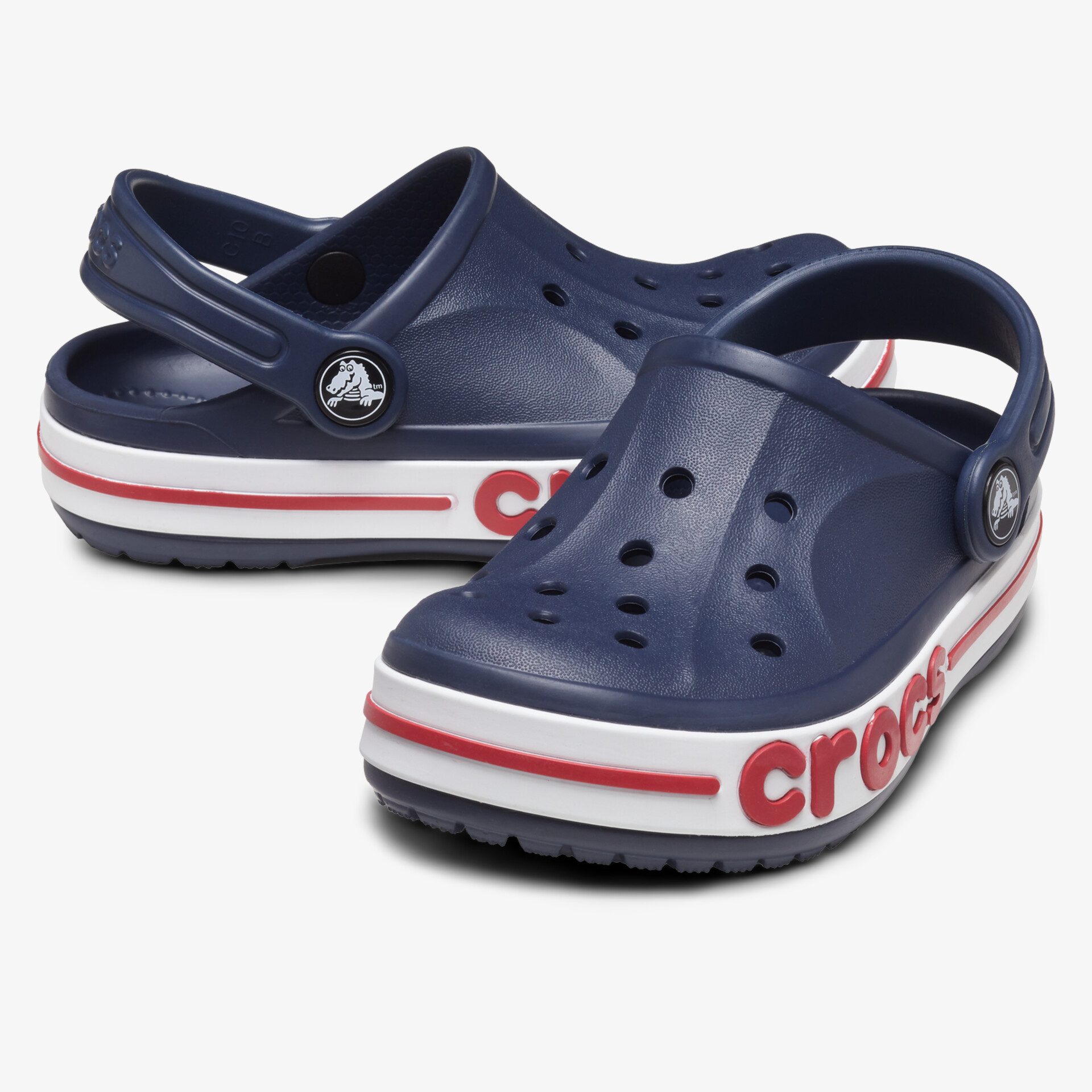 Bequeme blaue Crocs mit Luftlöchern und verstellbarem Fersenriemen, ideal für vielseitigen Komfort