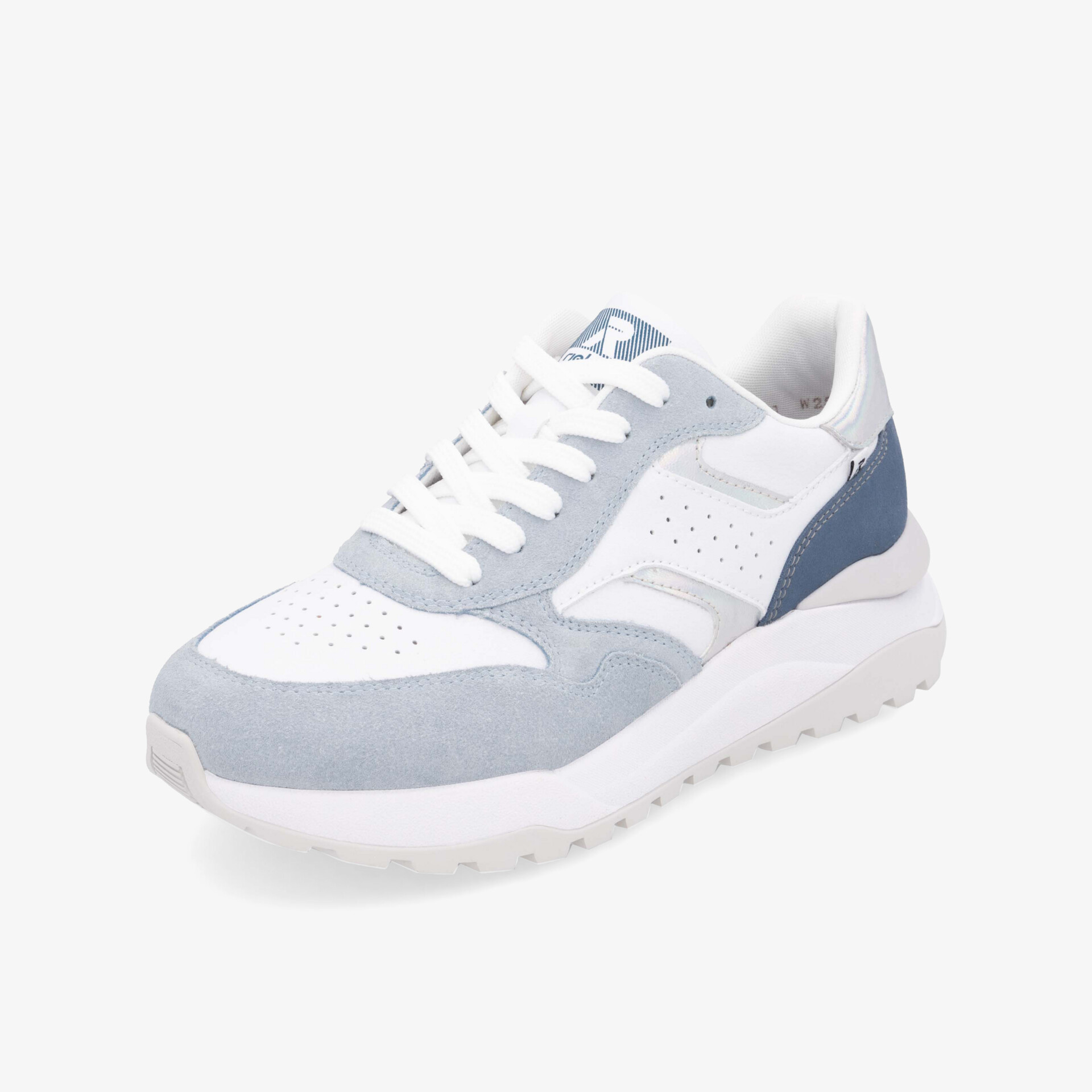 Sportlicher weiß-grauer Sneaker in 3/4-Ansicht mit gut belüftetem Obermaterial und stabiler Sohle