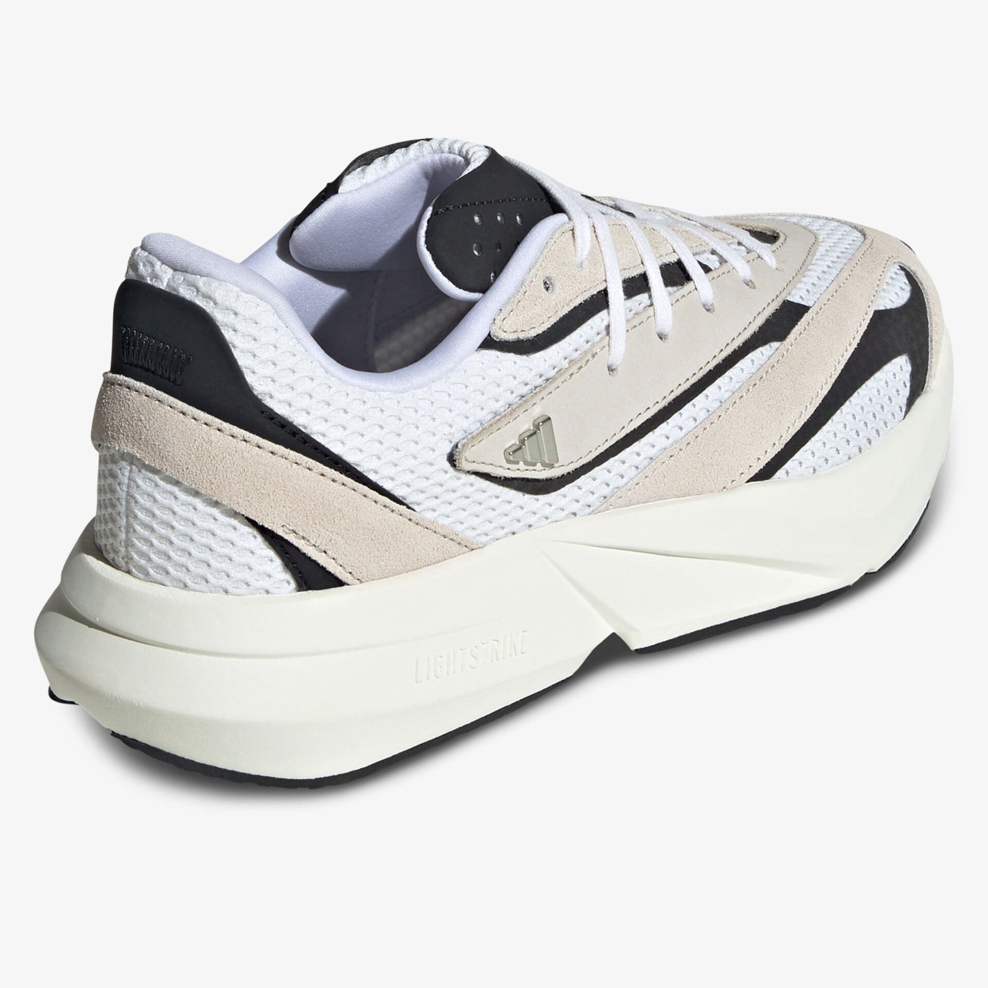 seitliche Ansicht eines modernen, leichten Sneakers mit atmungsaktivem Mesh und gepolstertem Schaft