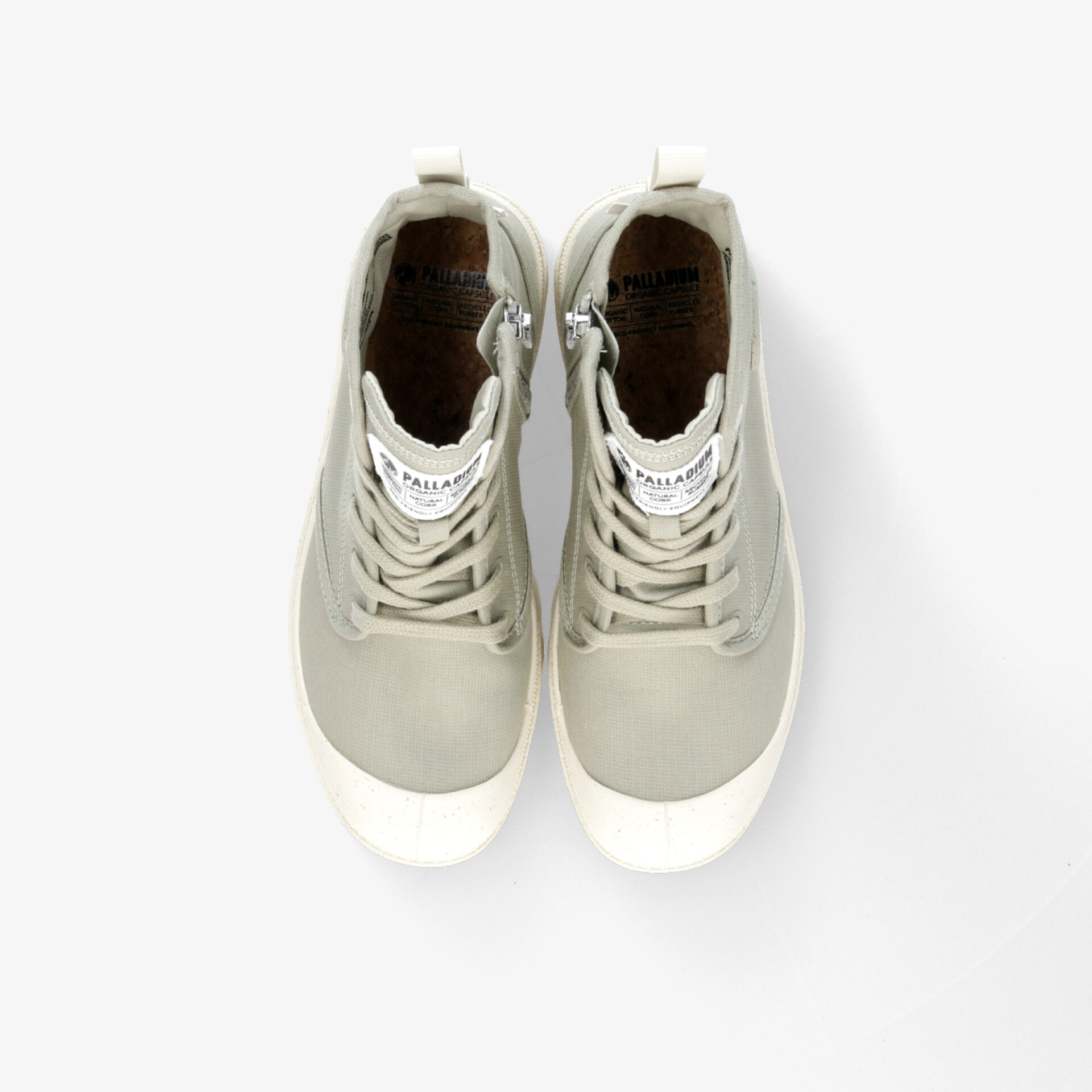 Moderner sportlicher Sneaker in heller Farbe mit robuster Sohle und bequemen Schnürsenkeln, Draufsicht