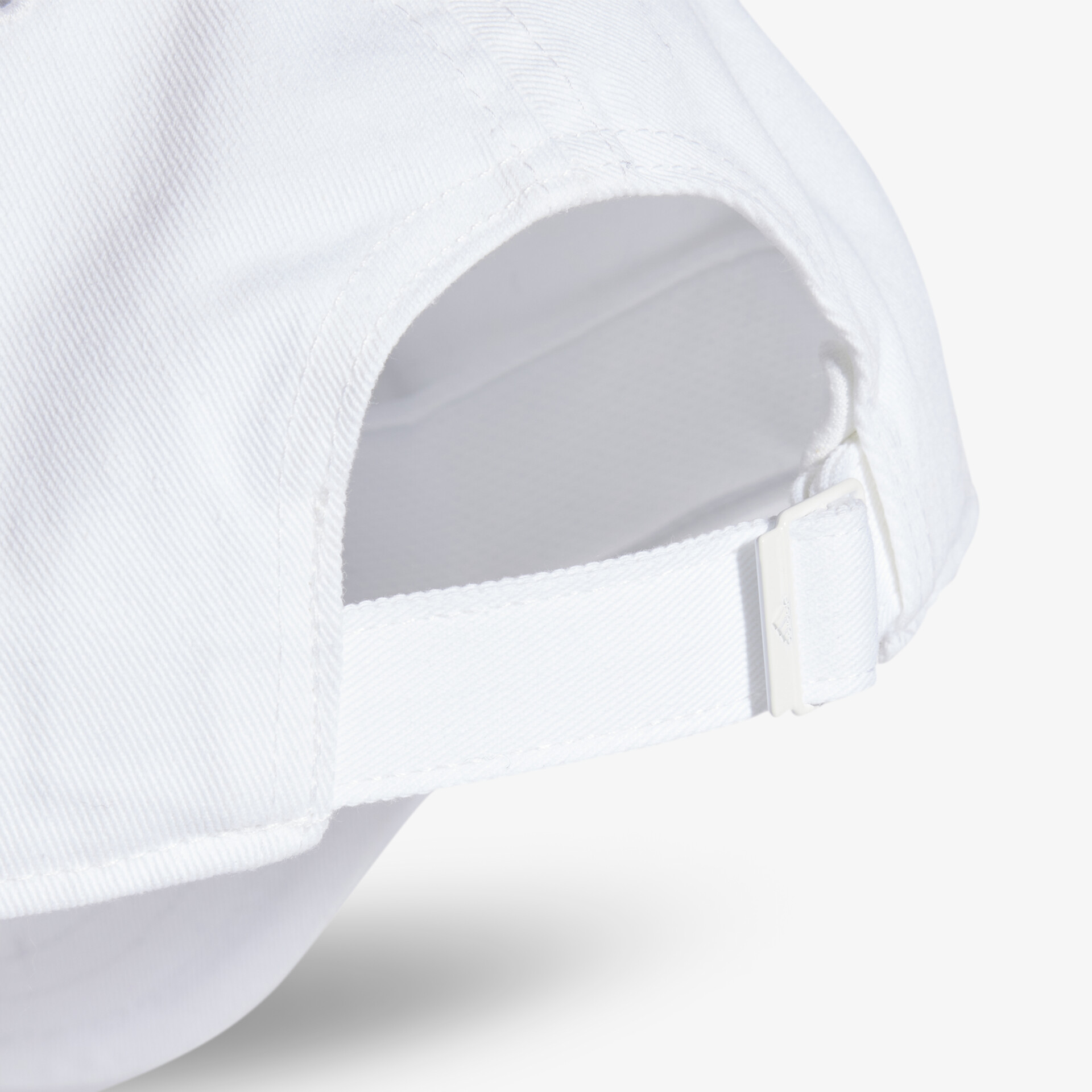 Detailaufnahme eines weißen verstellbaren Verschlusses aus robustem Material mit einfacher Handhabung