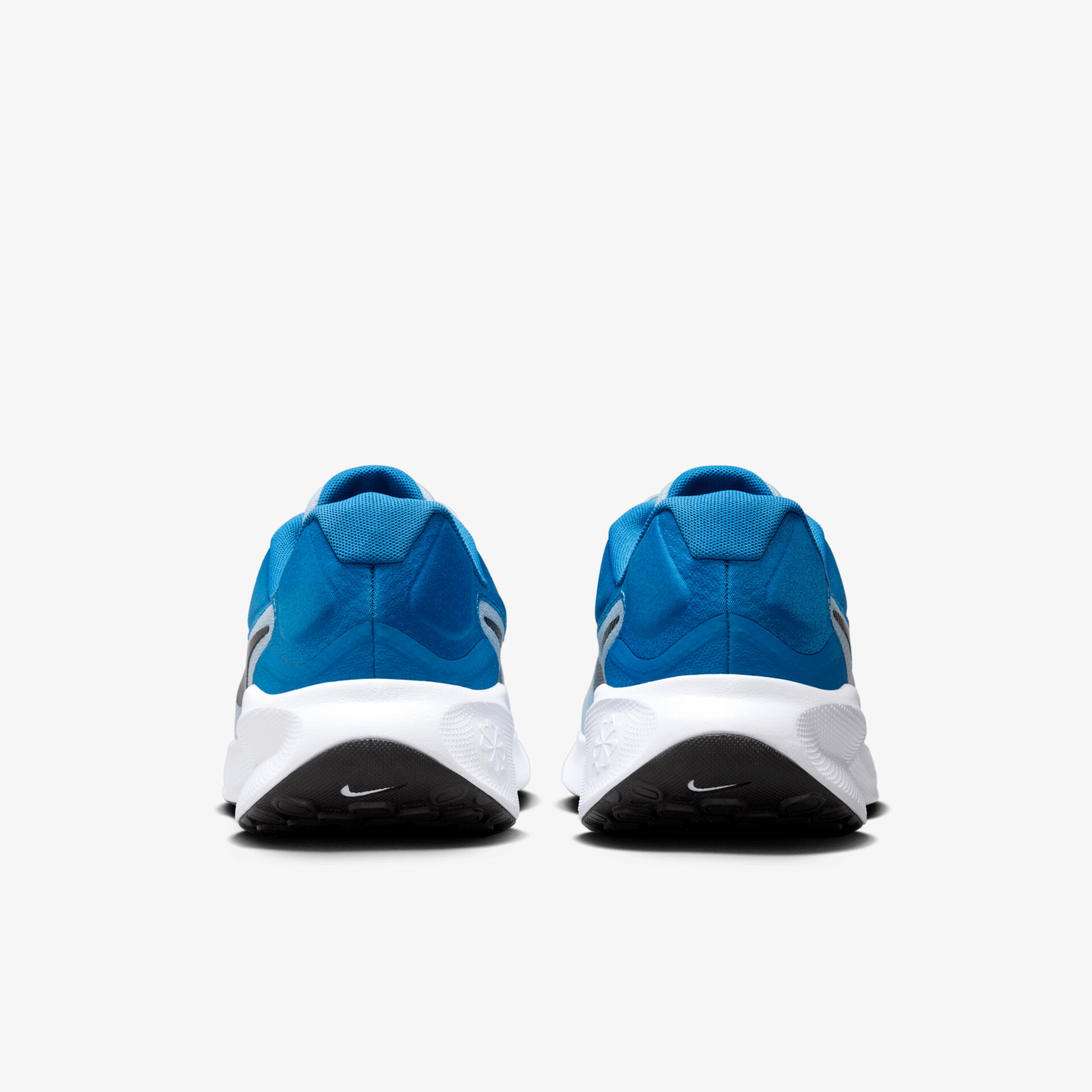 Blaue sportliche Sneaker mit bequemer Passform und rutschfester Sohle, Rückansicht zeigt modernes Design